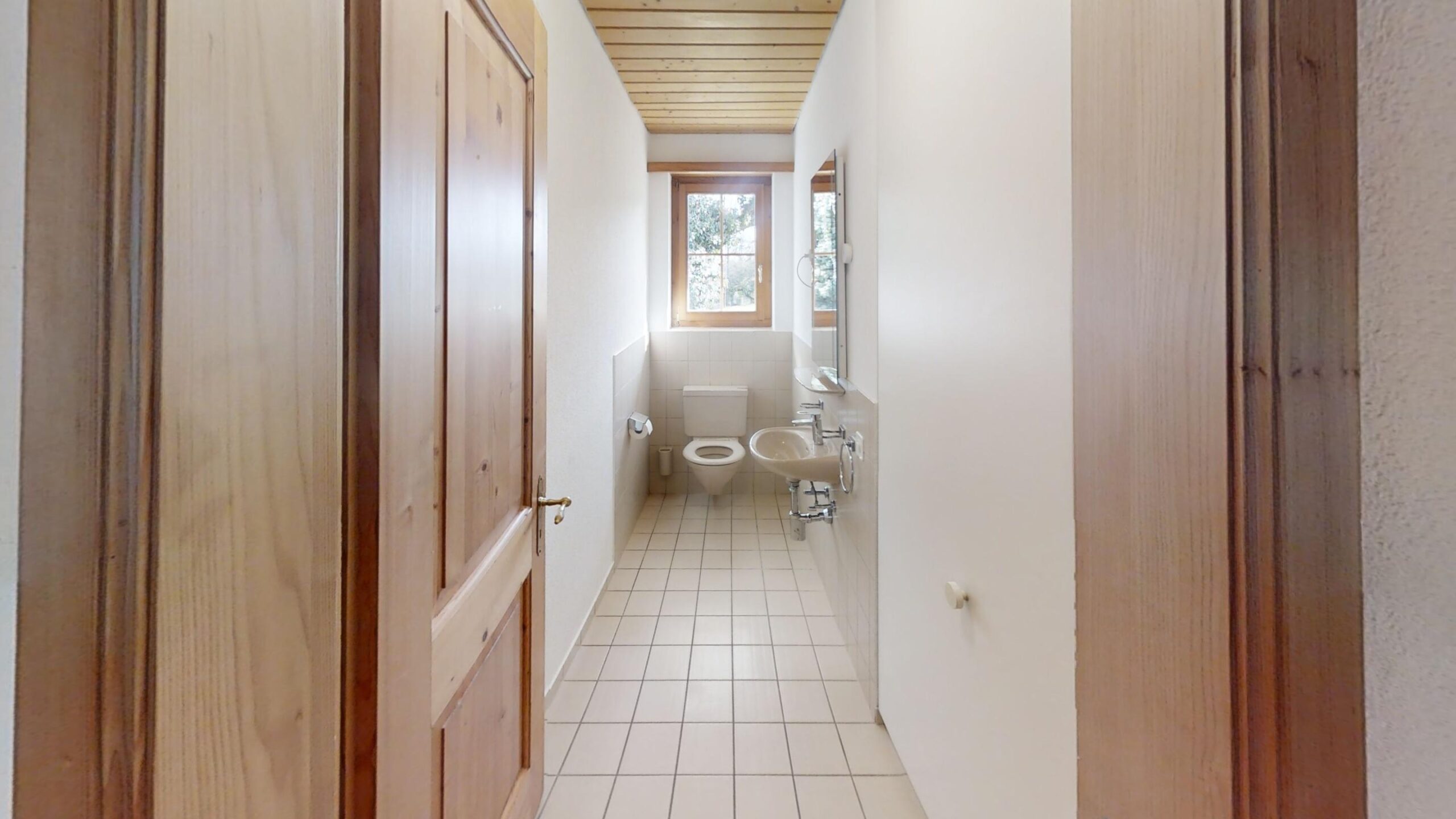 Schmales Gäste-WC mit Holzdecke