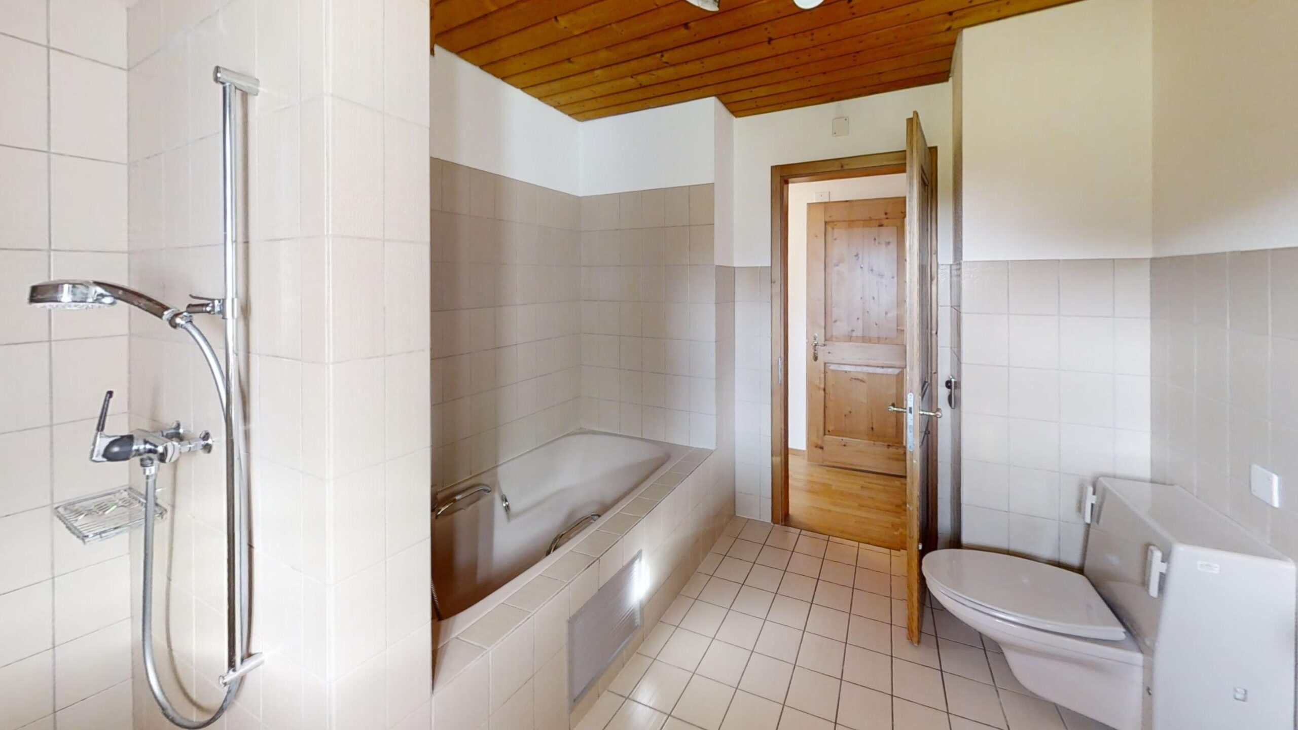 Badezimmer mit Dusche, Badewanne und WC