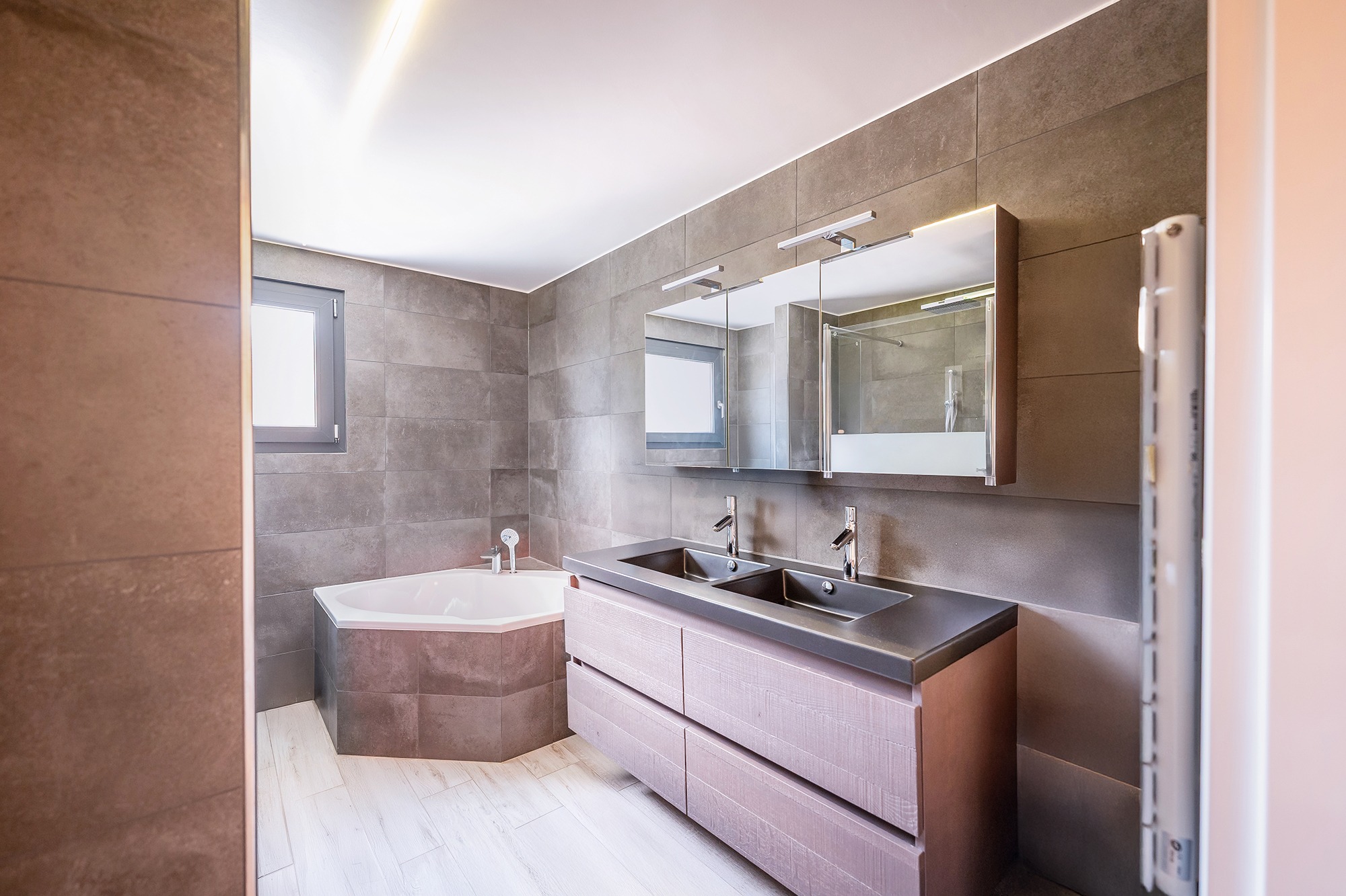 Modernes Badezimmer mit Doppelwaschtisch und Badewanne