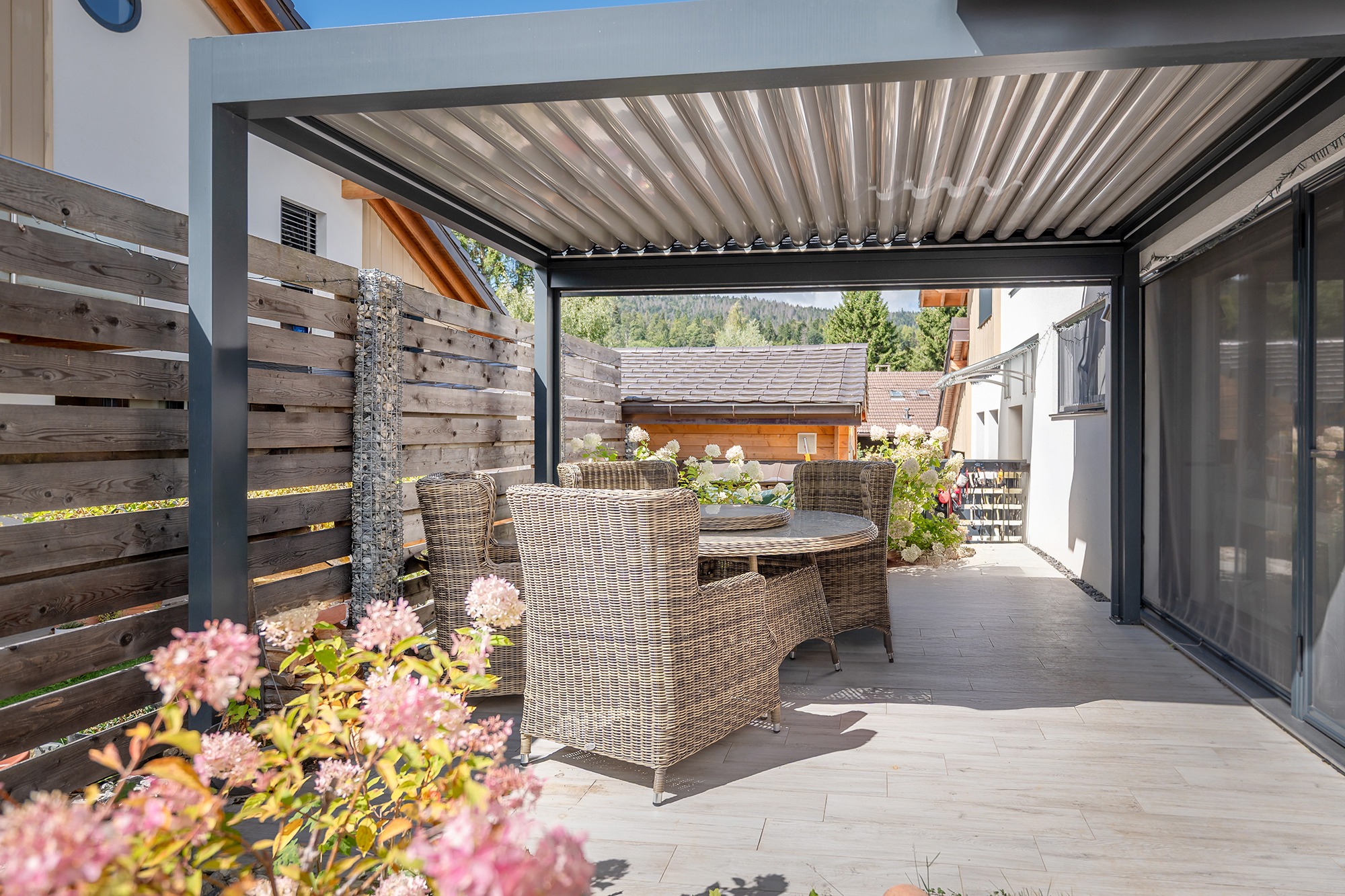 Überdachte Terrasse mit Gartenmöbeln