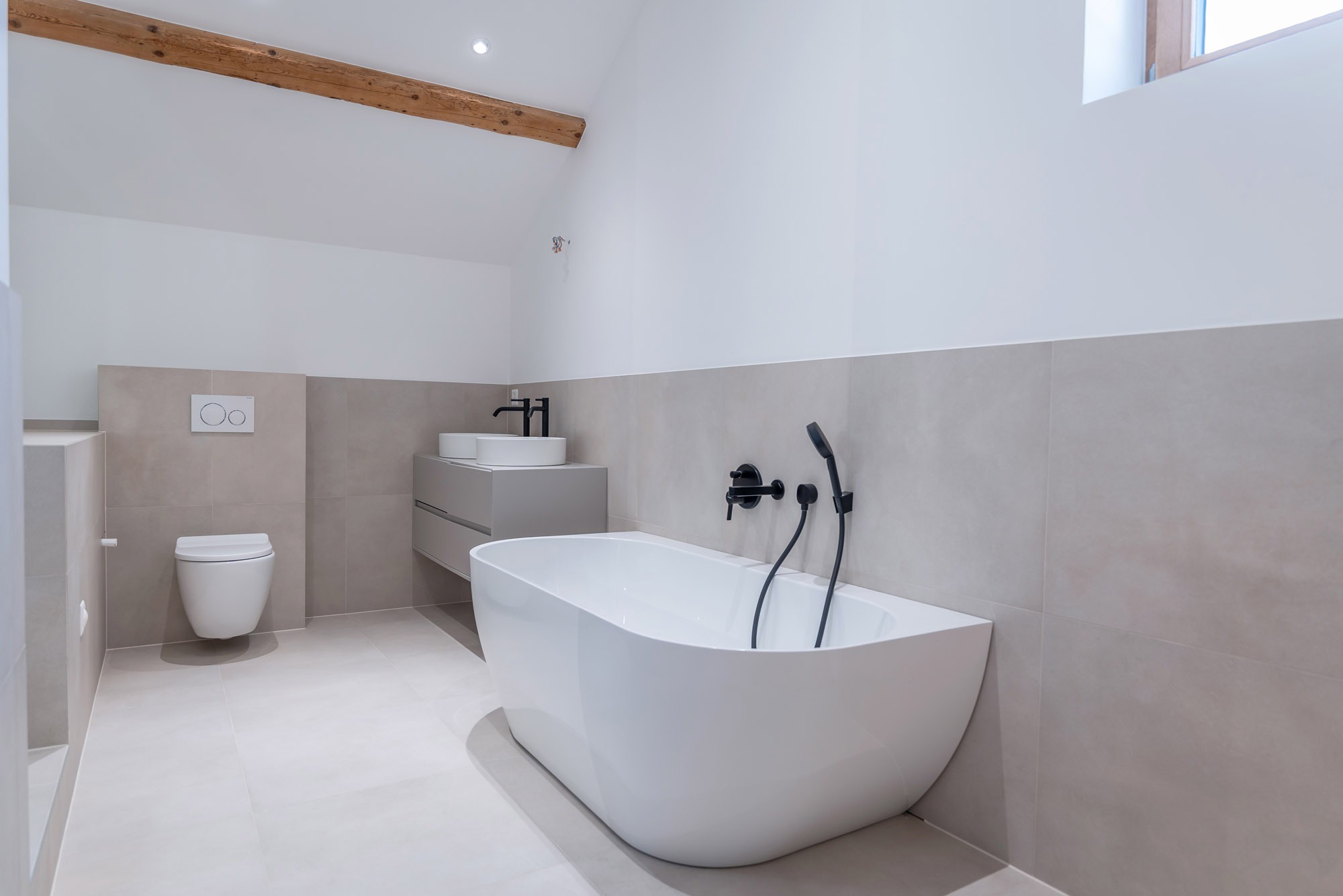 Modernes Badezimmer mit freistehender Wanne