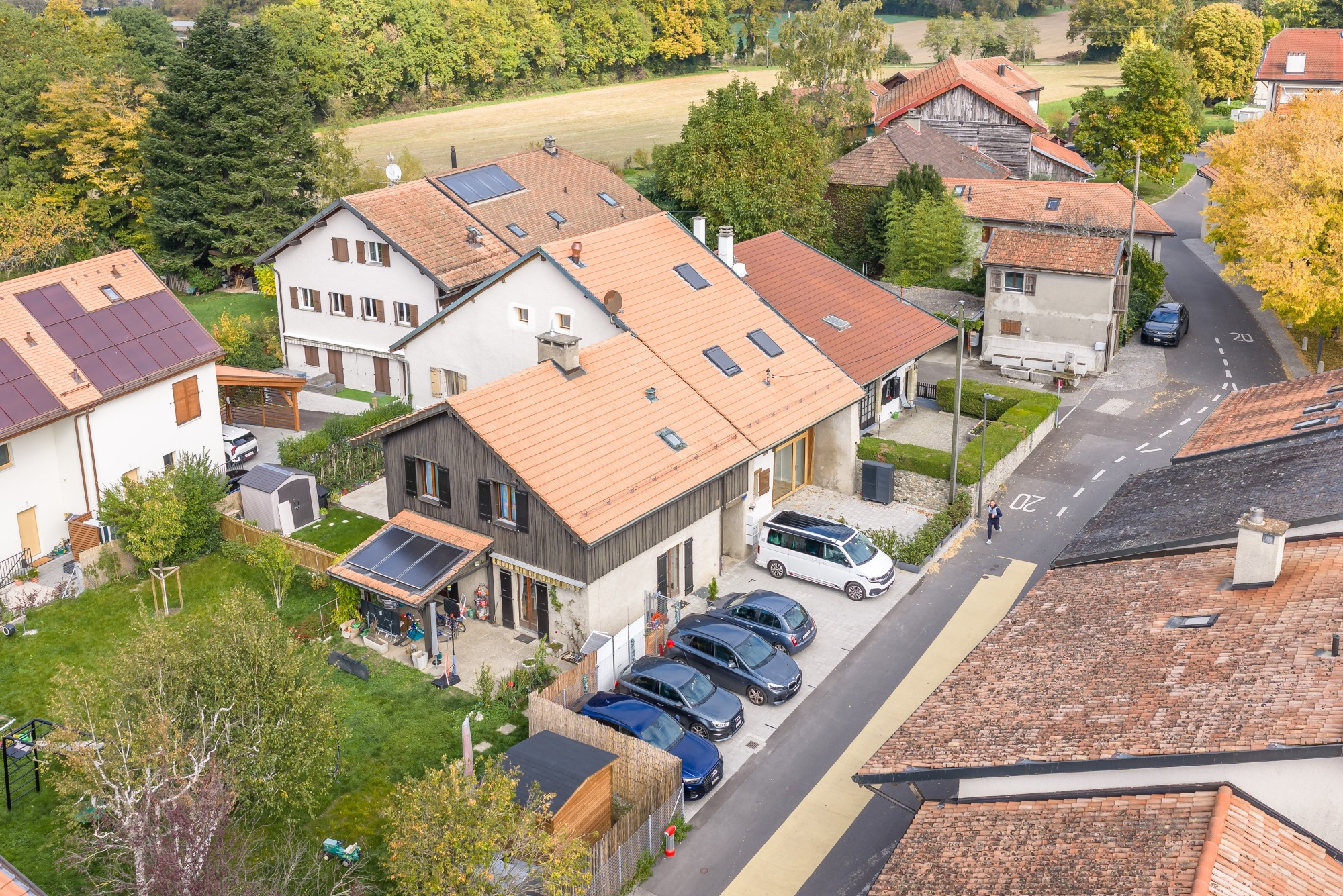 Luftaufnahme eines Wohnquartiers mit Häusern und Gärten