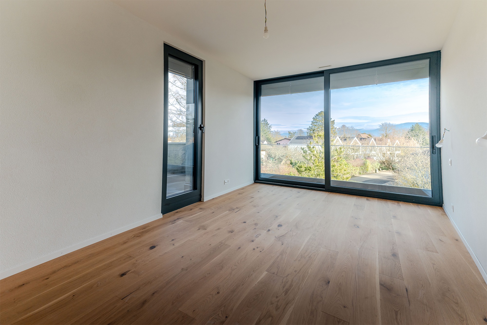 Heller leerer Raum mit großem Panoramafenster
