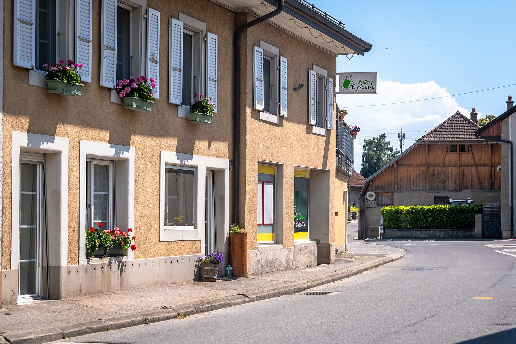 Straßenseitige Hausfassade mit Ladenlokal und Fenstern