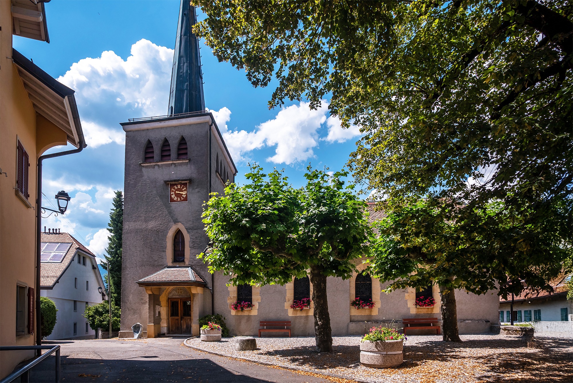 Kirche mit hohem Turm im Ortskern