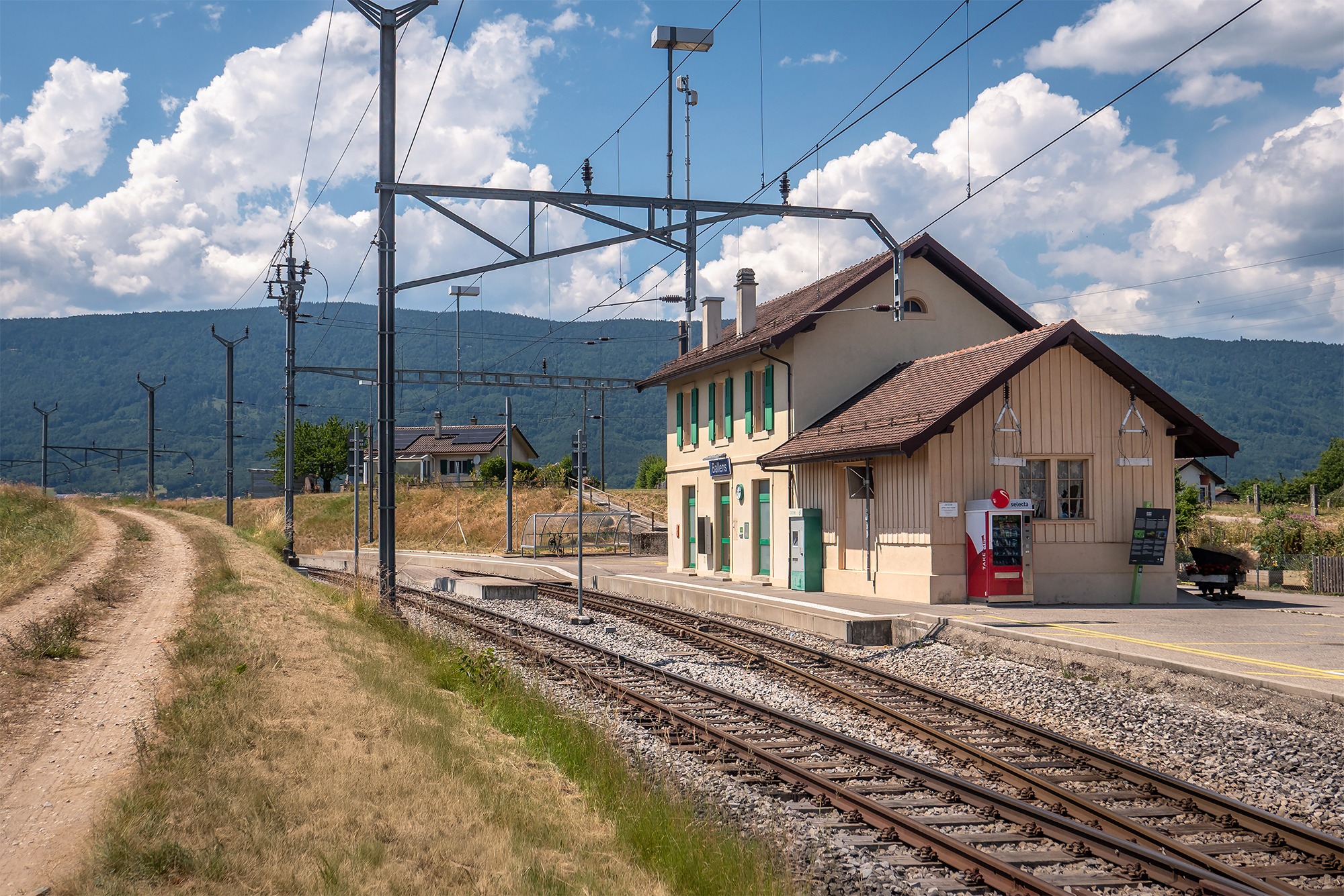 Bahnhofsgebäude an einer ländlichen Bahnstrecke