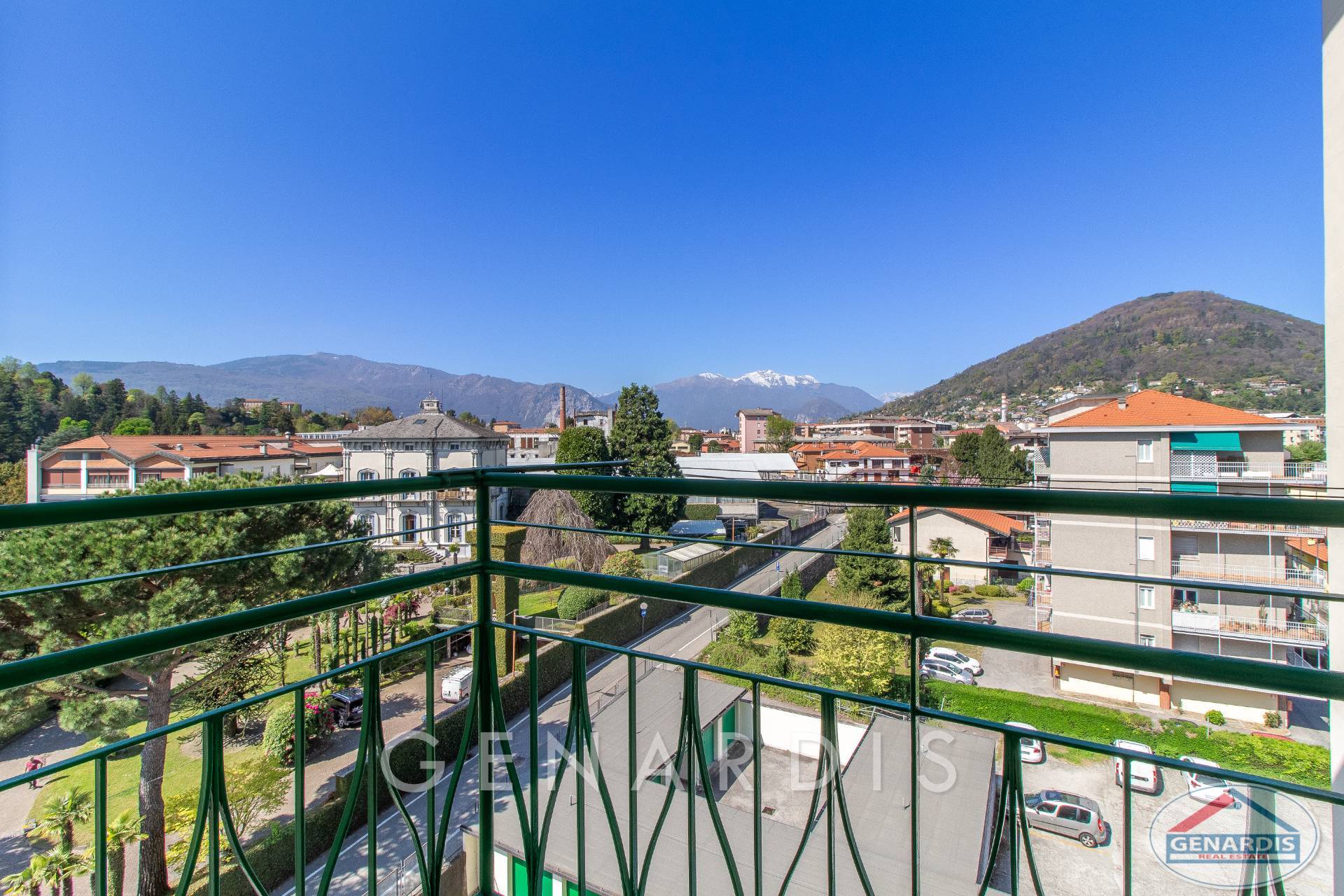 Balkonblick auf Stadt und Berge