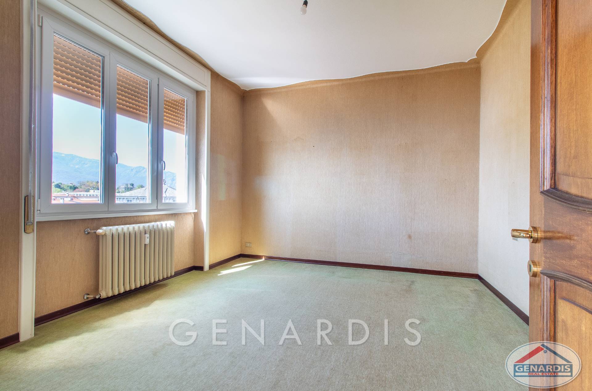 Leeres Zimmer mit Fenster und Heizkörper