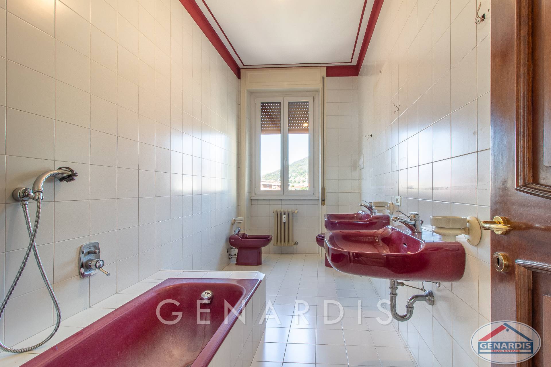 Langes Badezimmer mit Doppelwaschbecken und Wanne