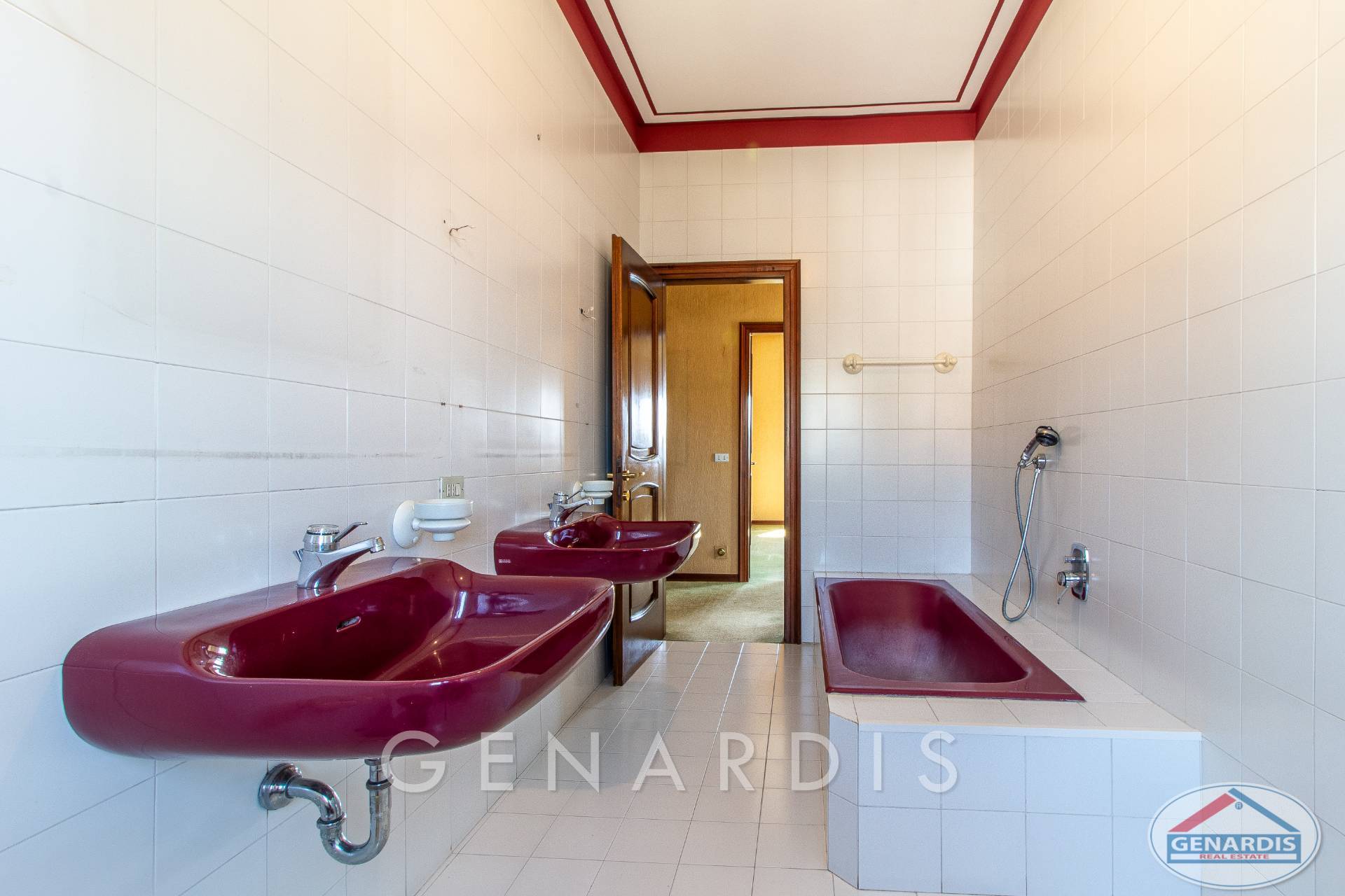 Badezimmer mit Doppelwaschtisch und Badewanne