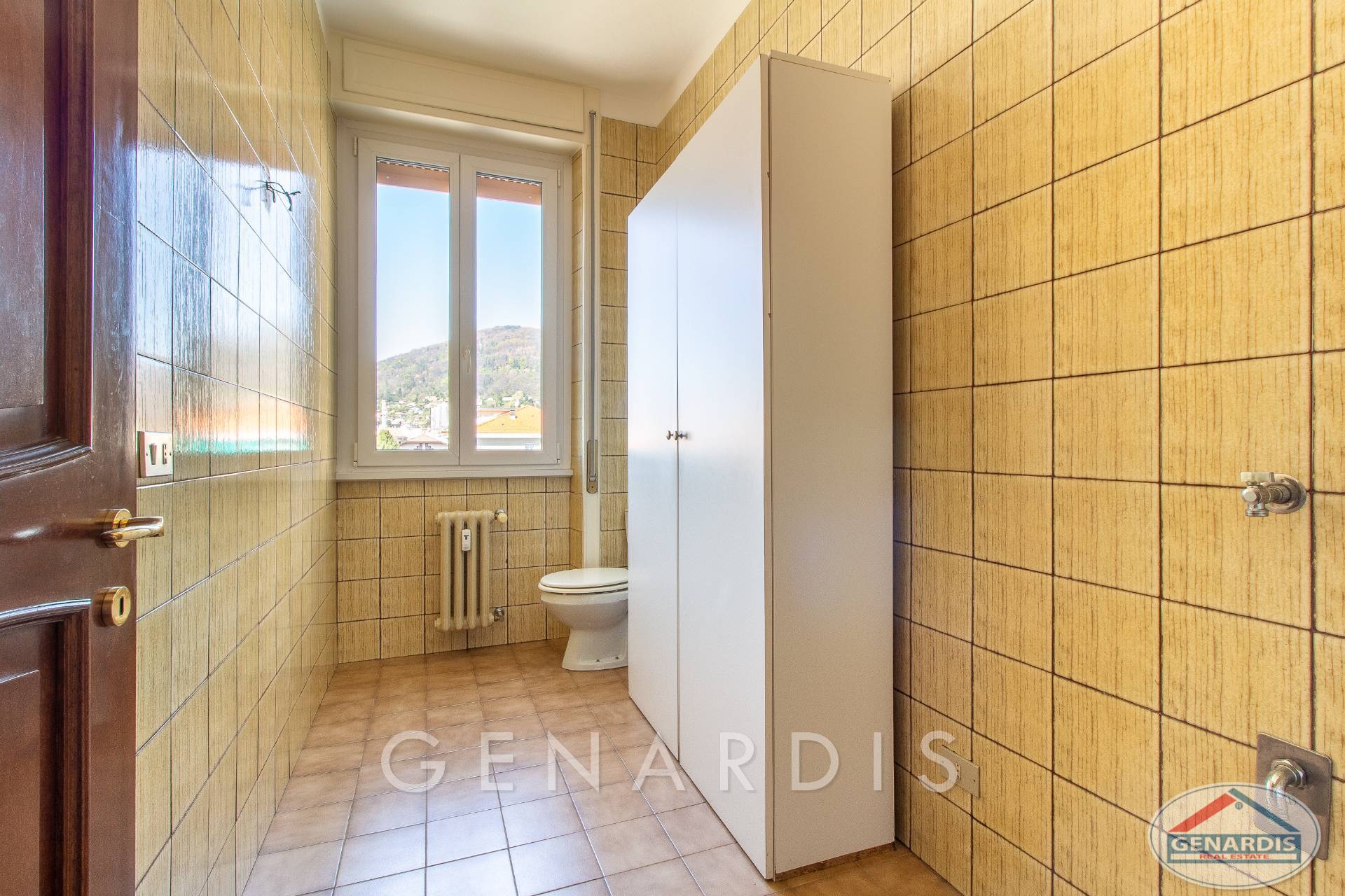 Kleines WC mit Fenster und Einbauschrank