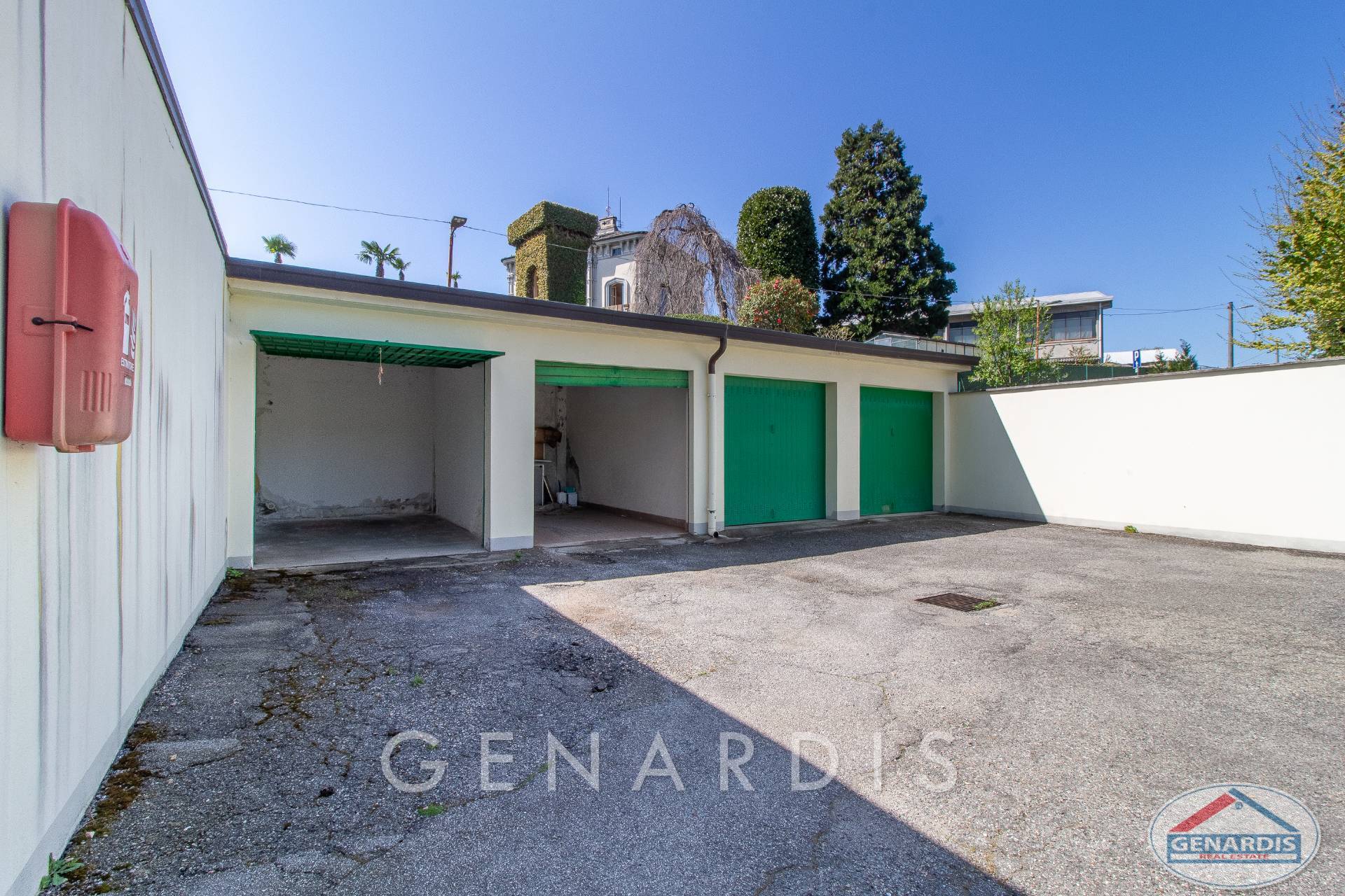 Außenbereich mit Garagenhof