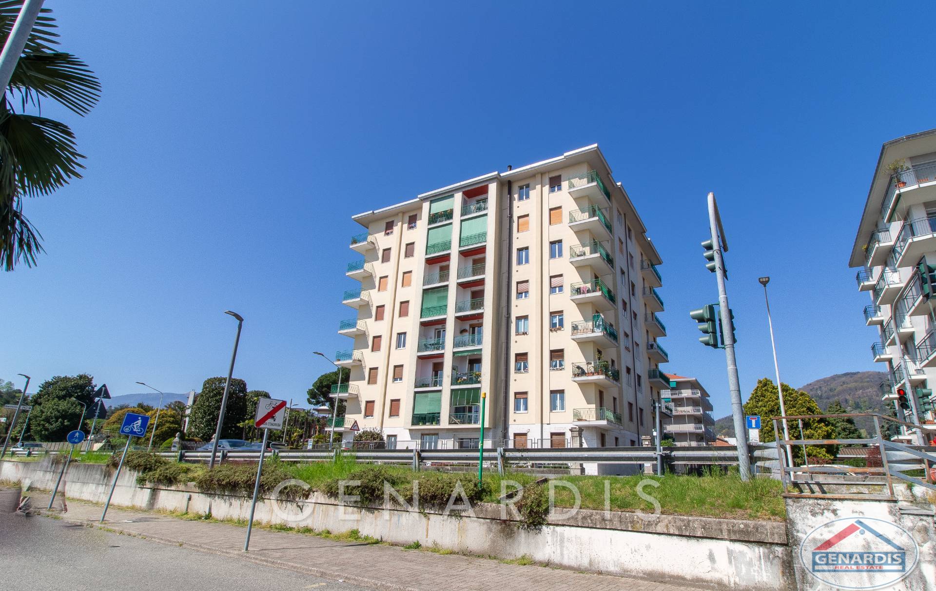 Mehrfamilienhaus an einer Straße