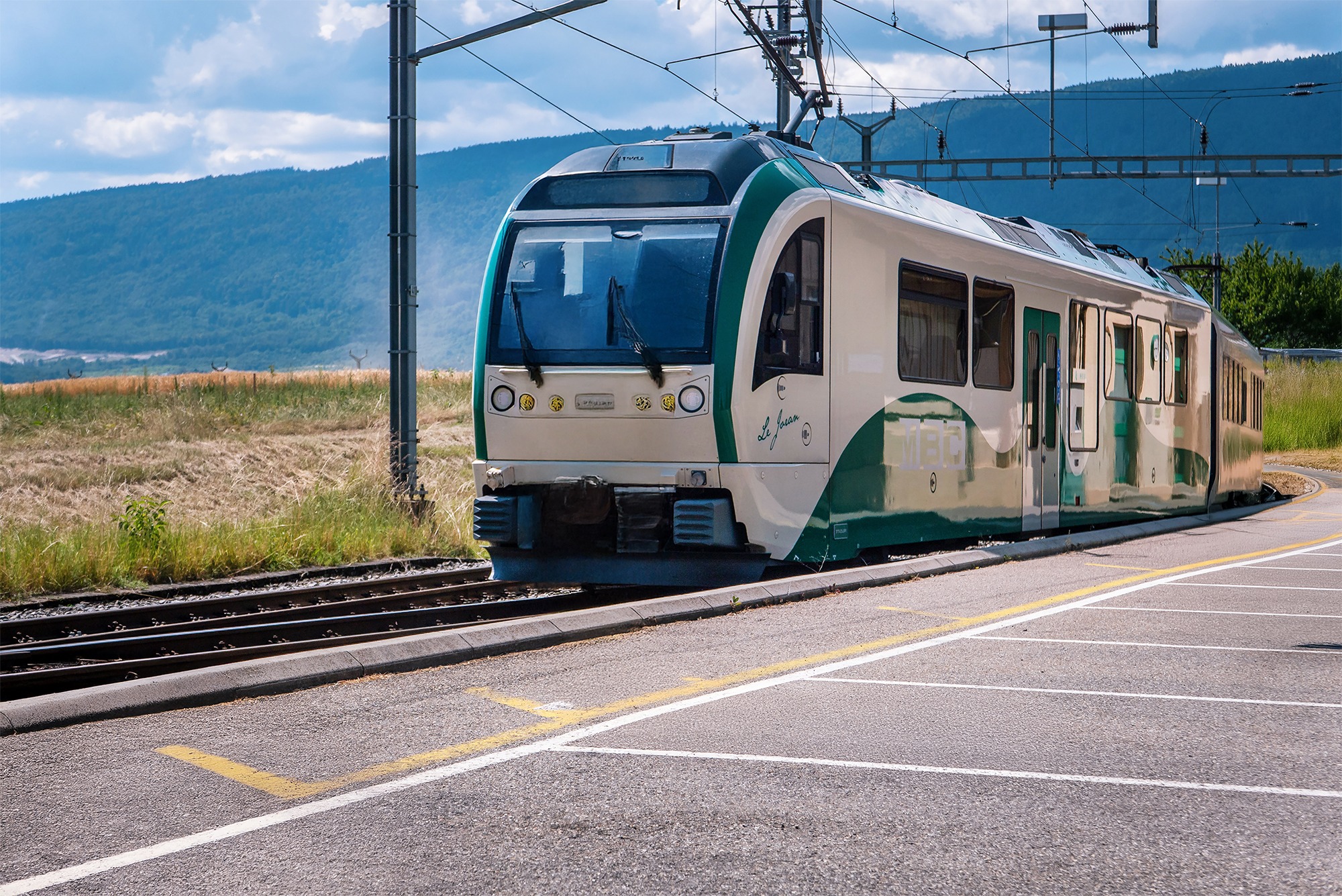 Regionalzug an Bahnsteig