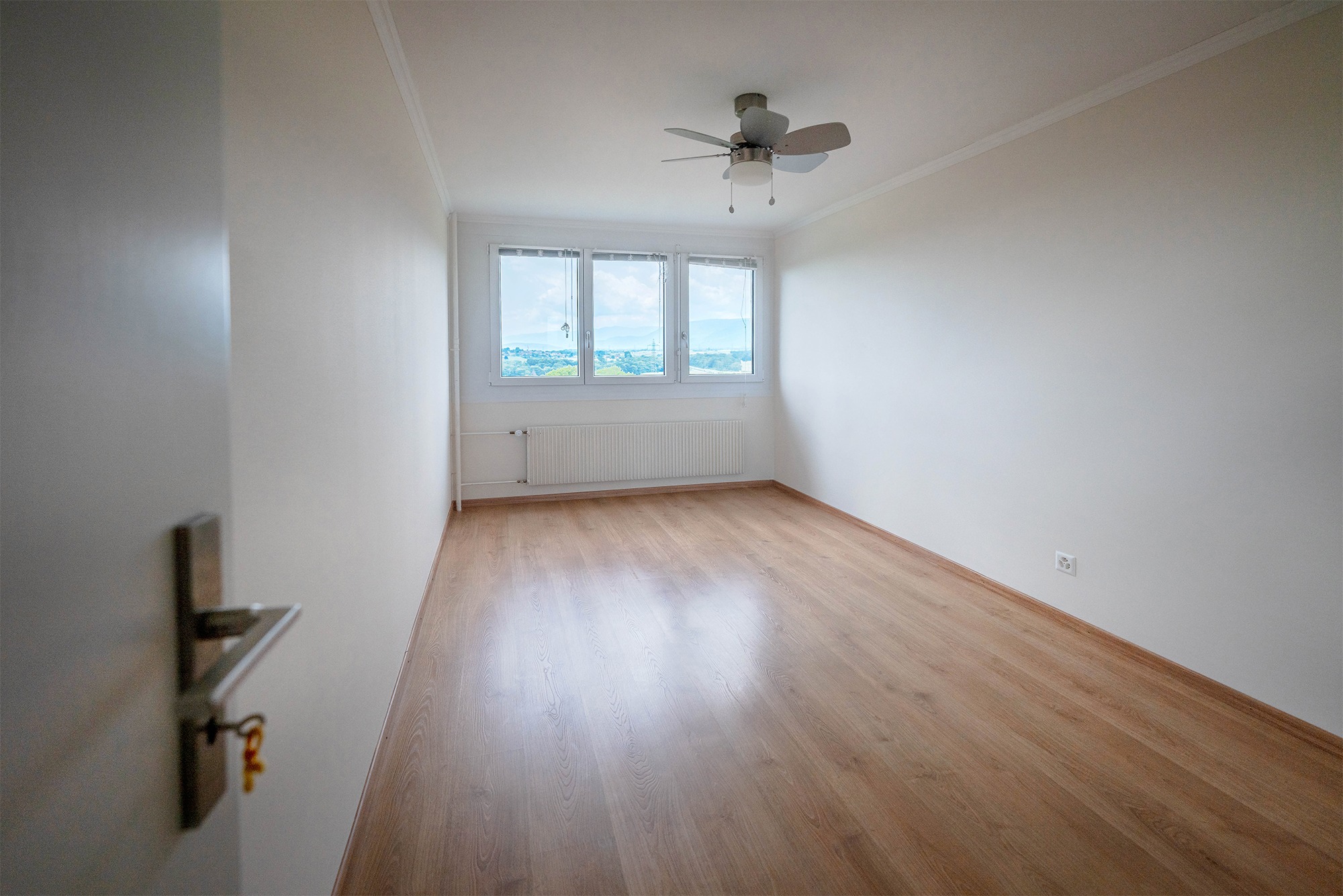 Helles, leeres Zimmer mit Aussicht