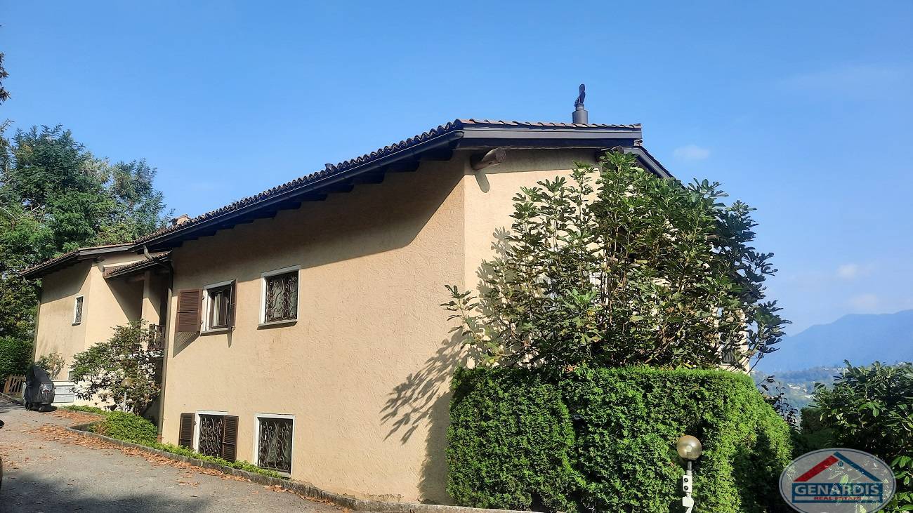 Außenansicht eines mediterranen Hauses mit Garten