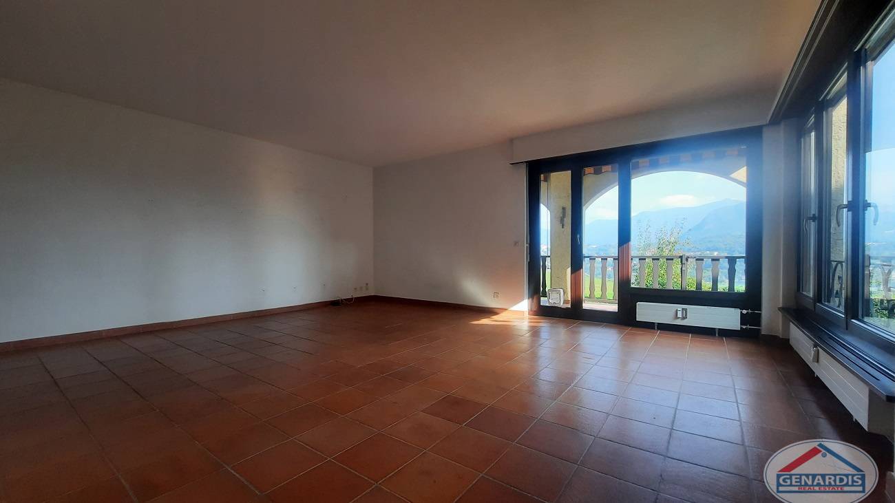 Leerer Wohnraum mit Terrasse und Bergblick