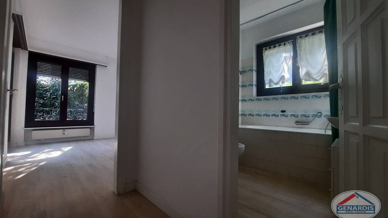 Heller Innenraum mit Blick in ein Schlafzimmer und ein Badezimmer