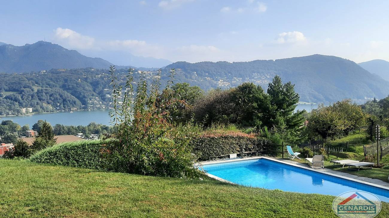 Pool mit Berg- und Seeblick