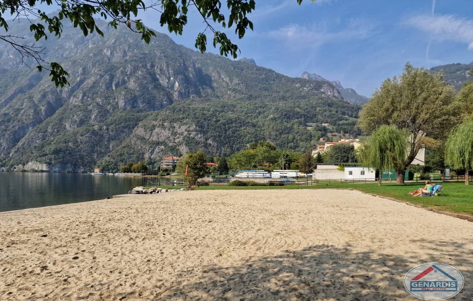 Seebad mit Strand und Bergpanorama