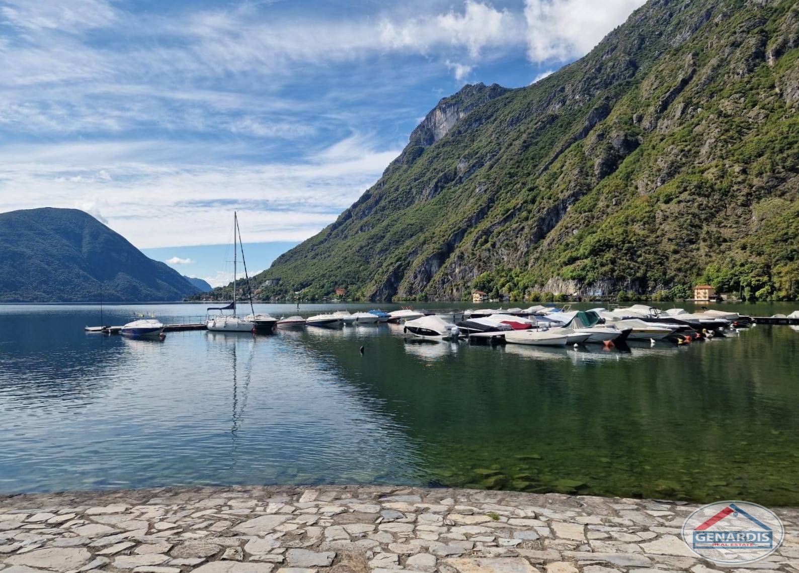 Ufer mit Bootsanleger und Bergsee