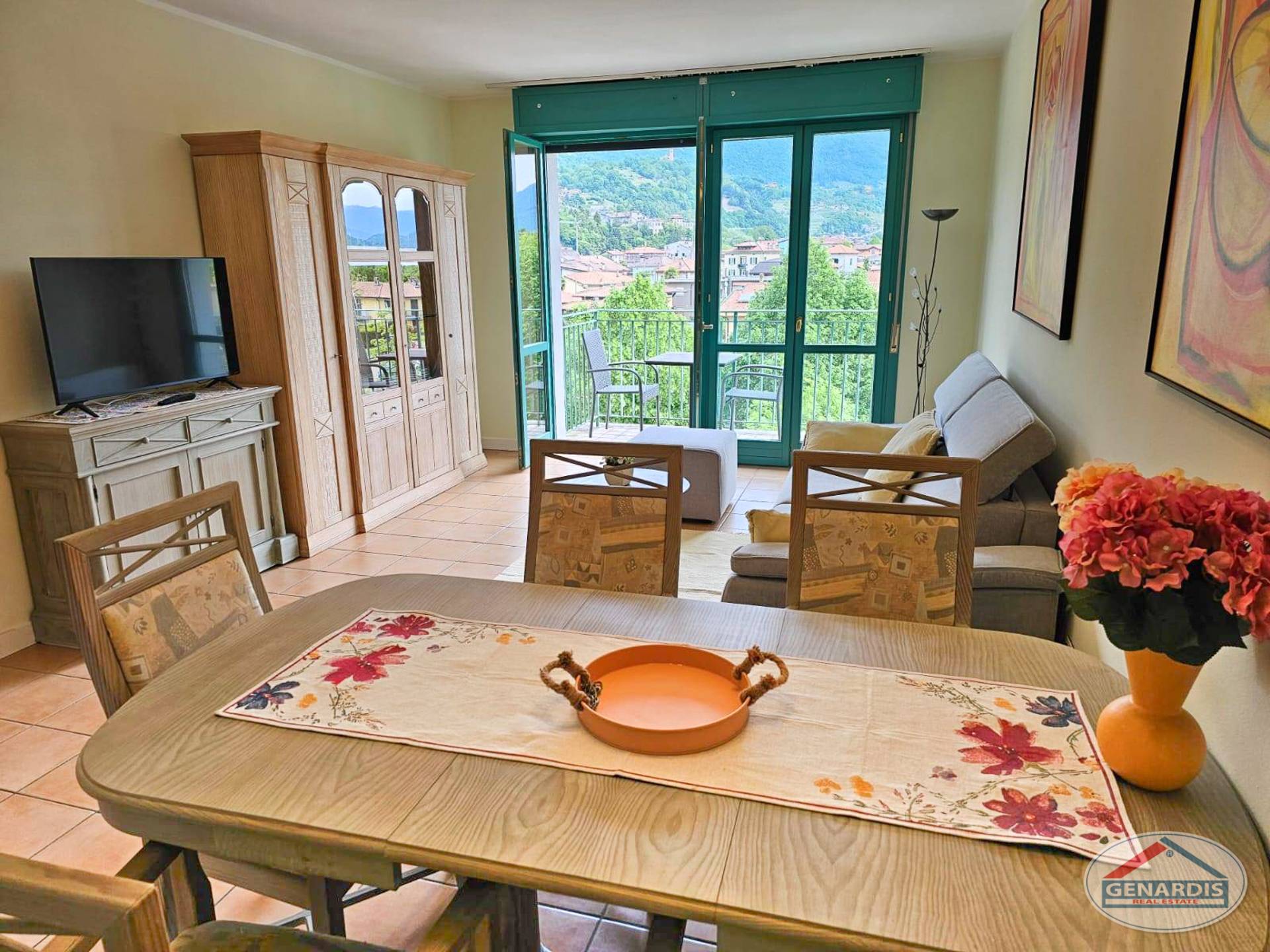Wohnzimmer mit Essbereich und Balkonblick