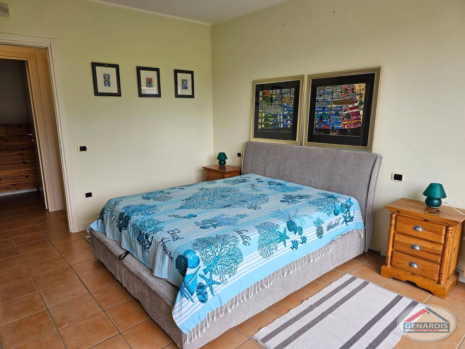 Schlafzimmer mit Bett und Nachttischen