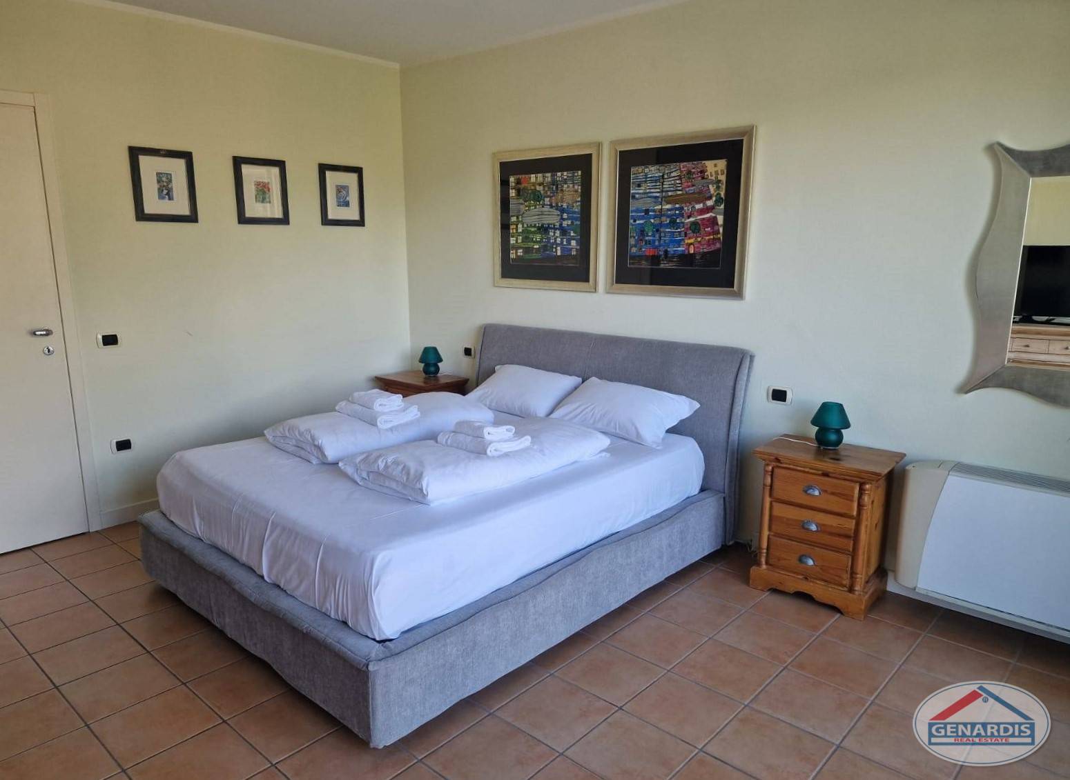 Schlafzimmer mit Doppelbett