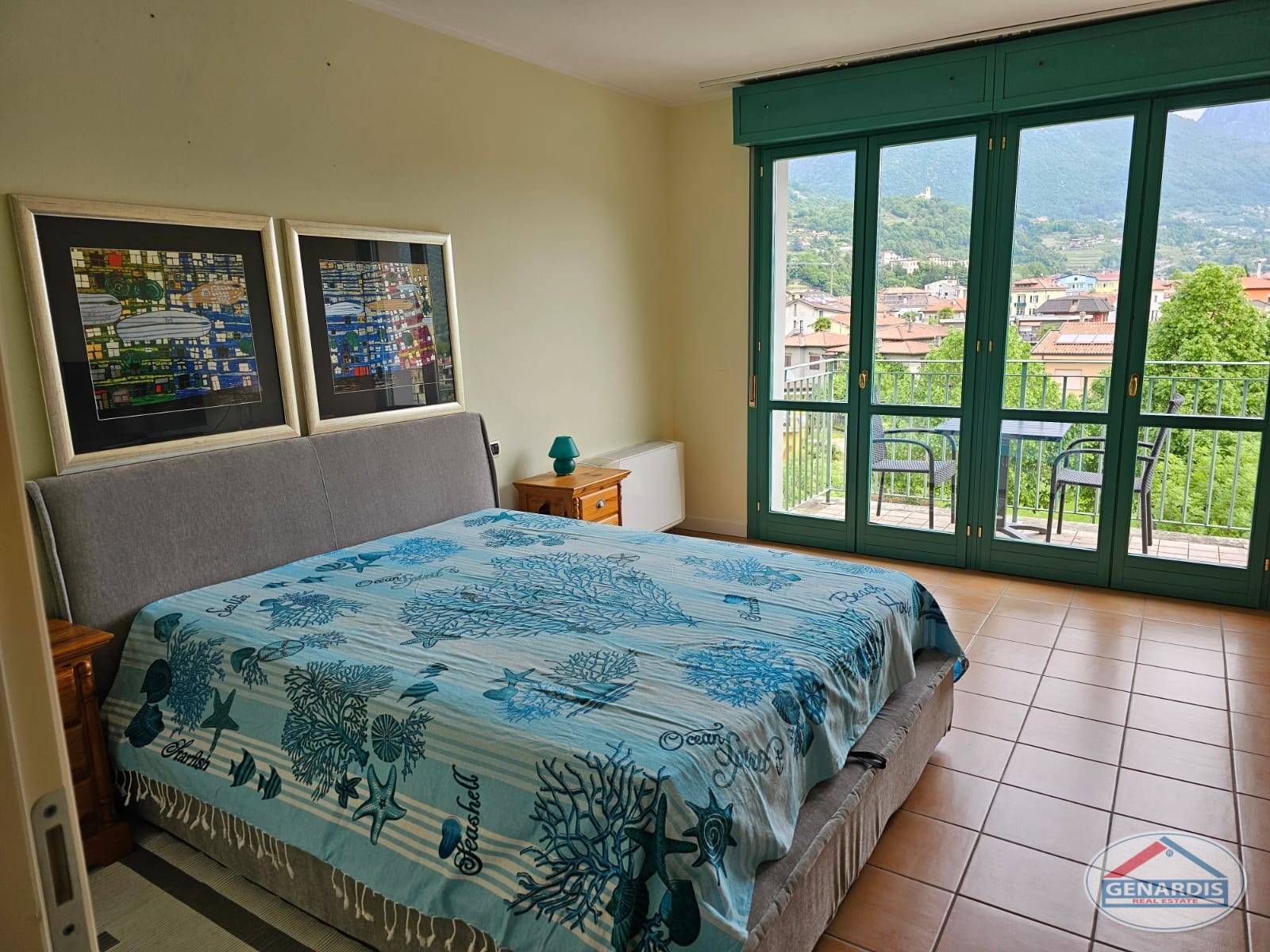 Schlafzimmer mit Balkonblick