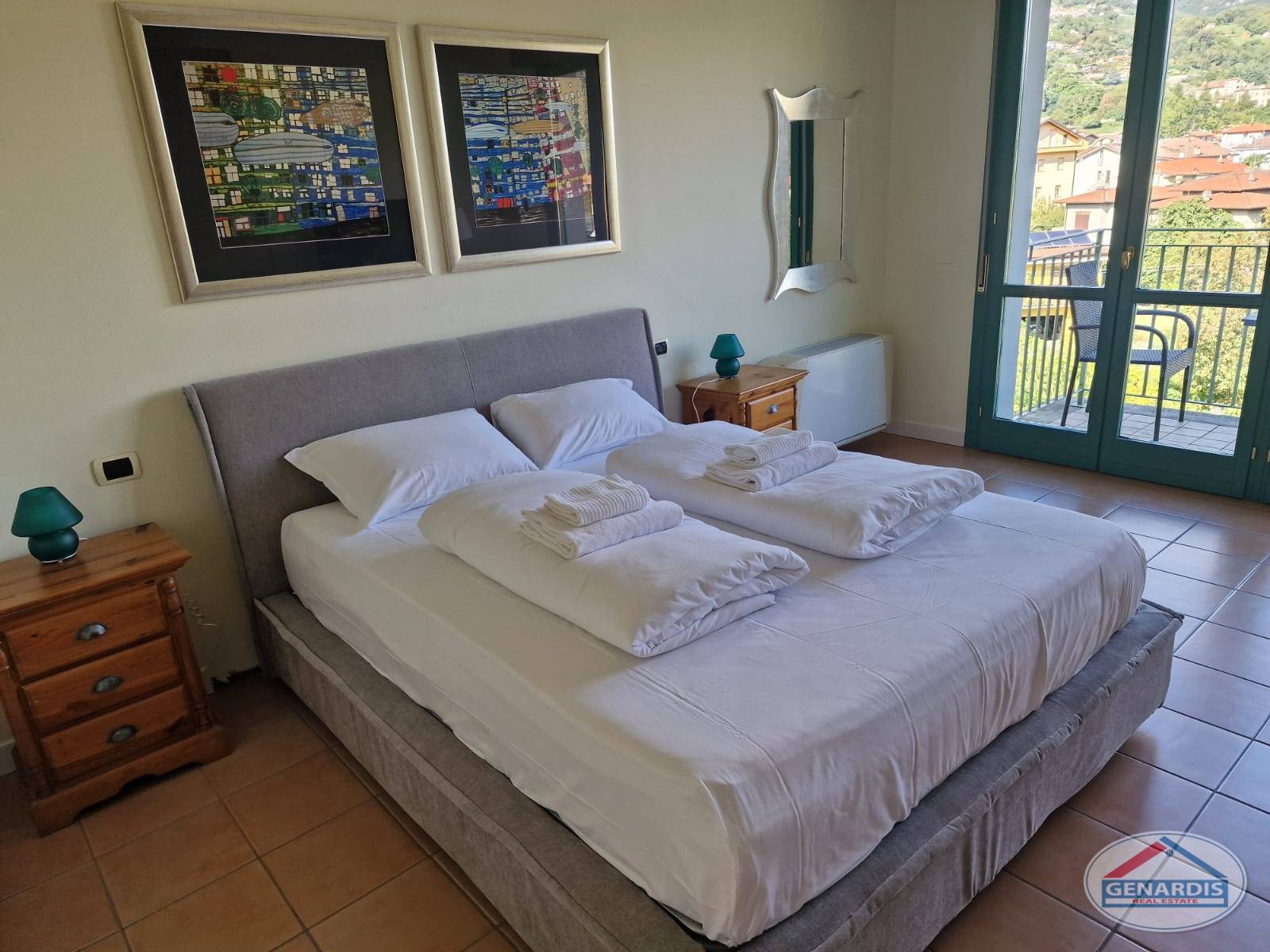 Schlafzimmer mit Balkonblick