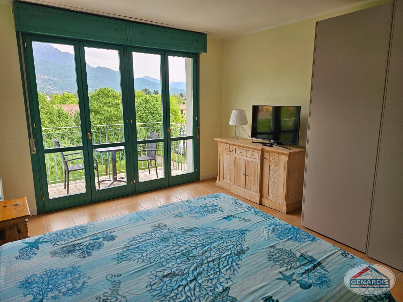 Schlafzimmer mit Balkonblick