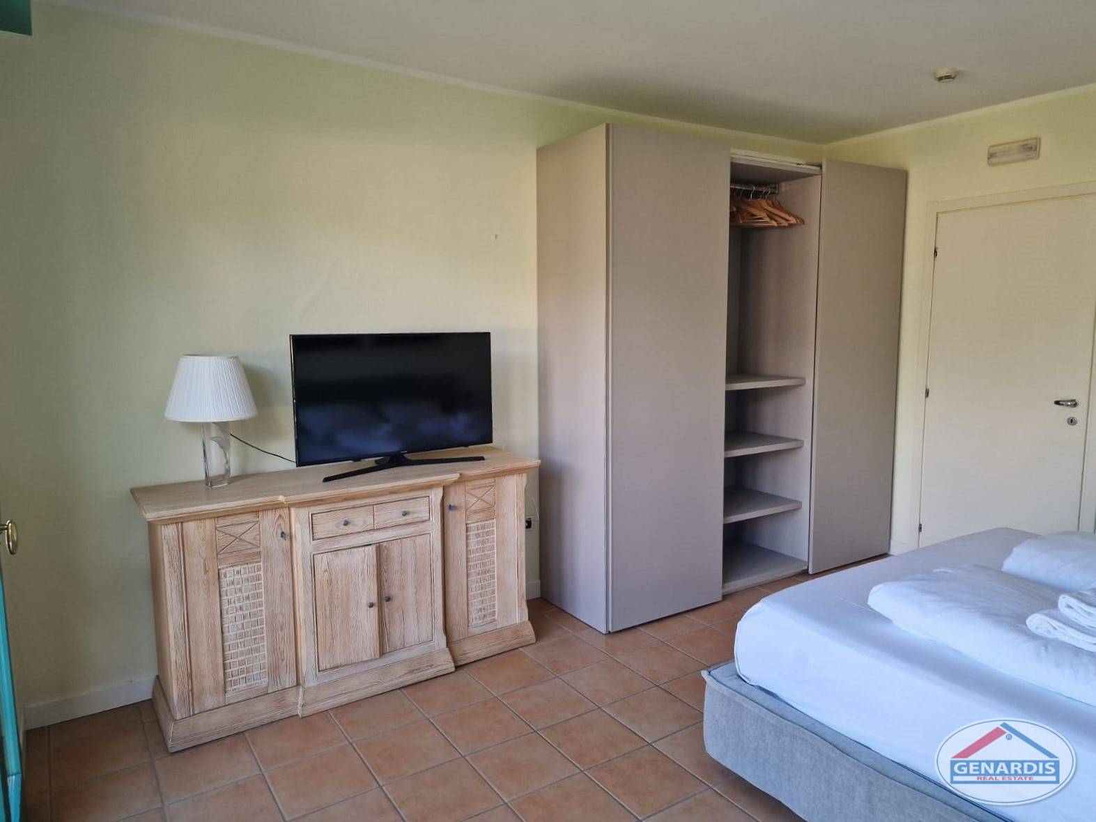 Schlafzimmer mit einfacher Möblierung