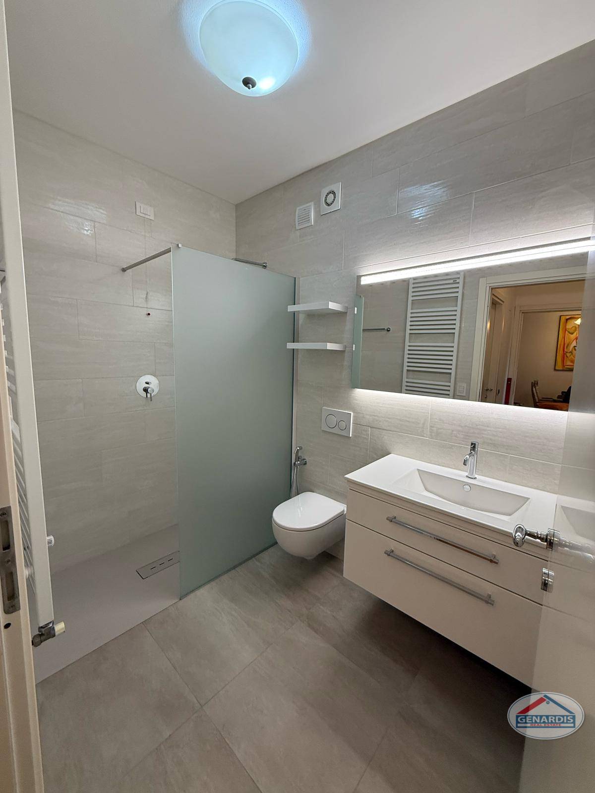 Modernes Badezimmer mit Walk-in-Dusche und Waschtisch
