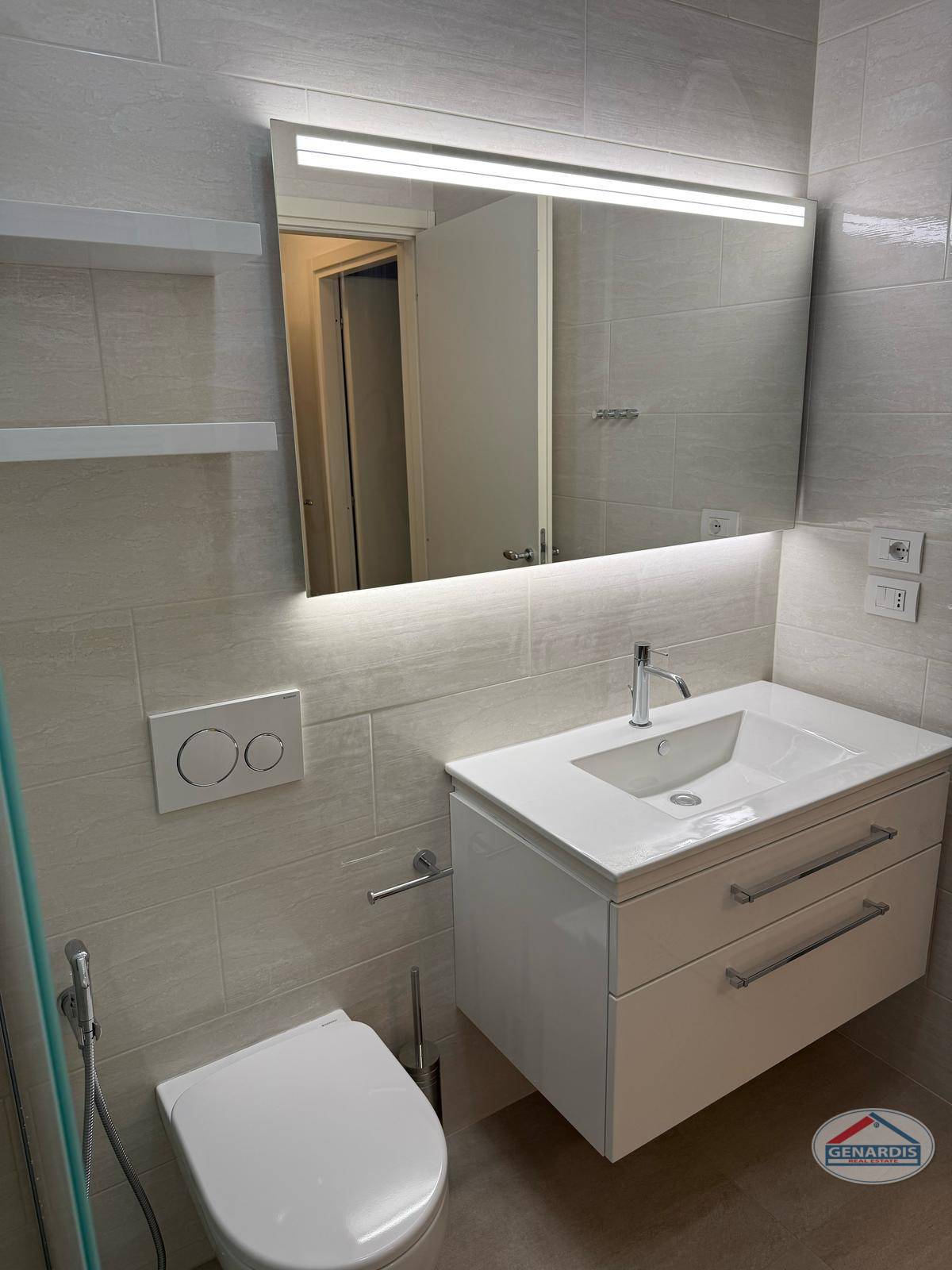 Modernes Badezimmer mit Waschtisch und Spiegel