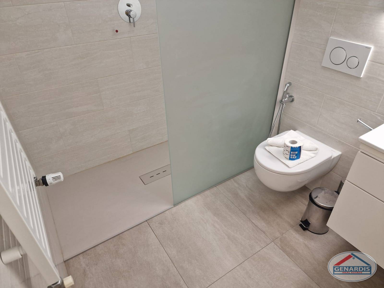 Modernes Badezimmer mit Dusche und wandhängendem WC
