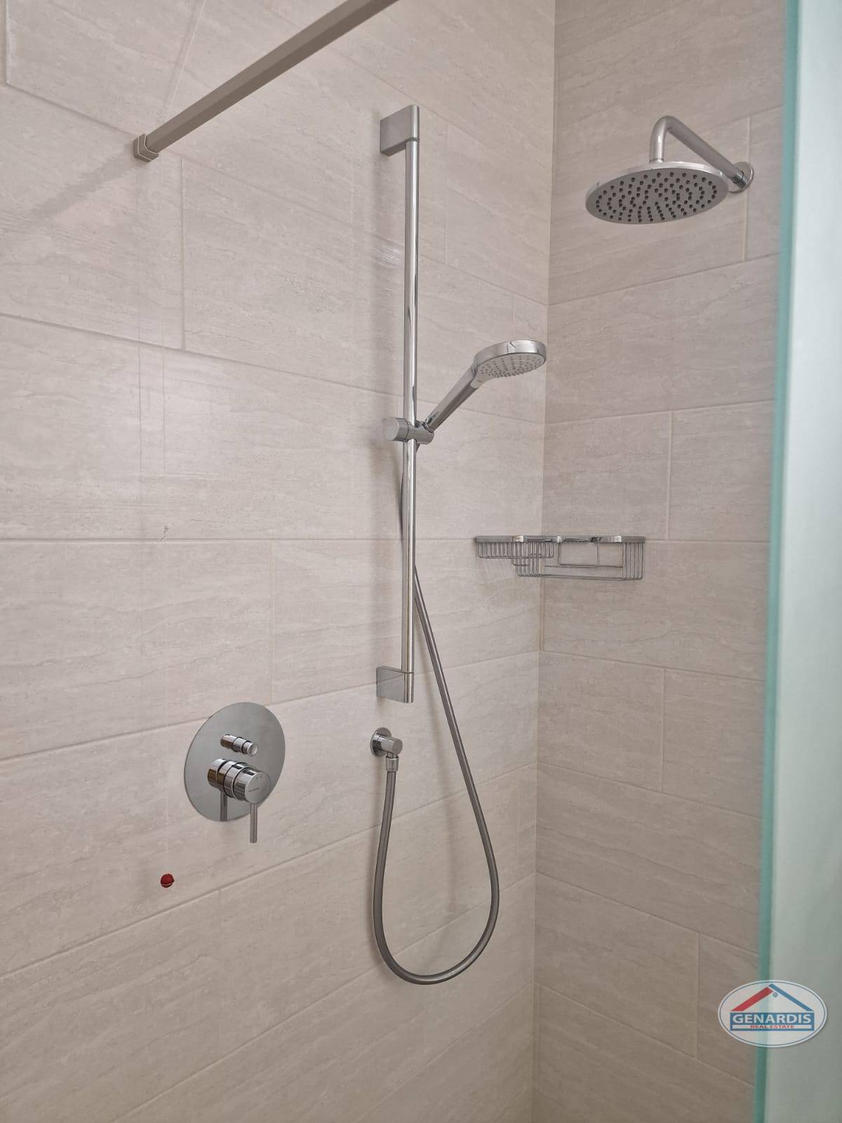 Moderne Dusche mit Wandarmaturen