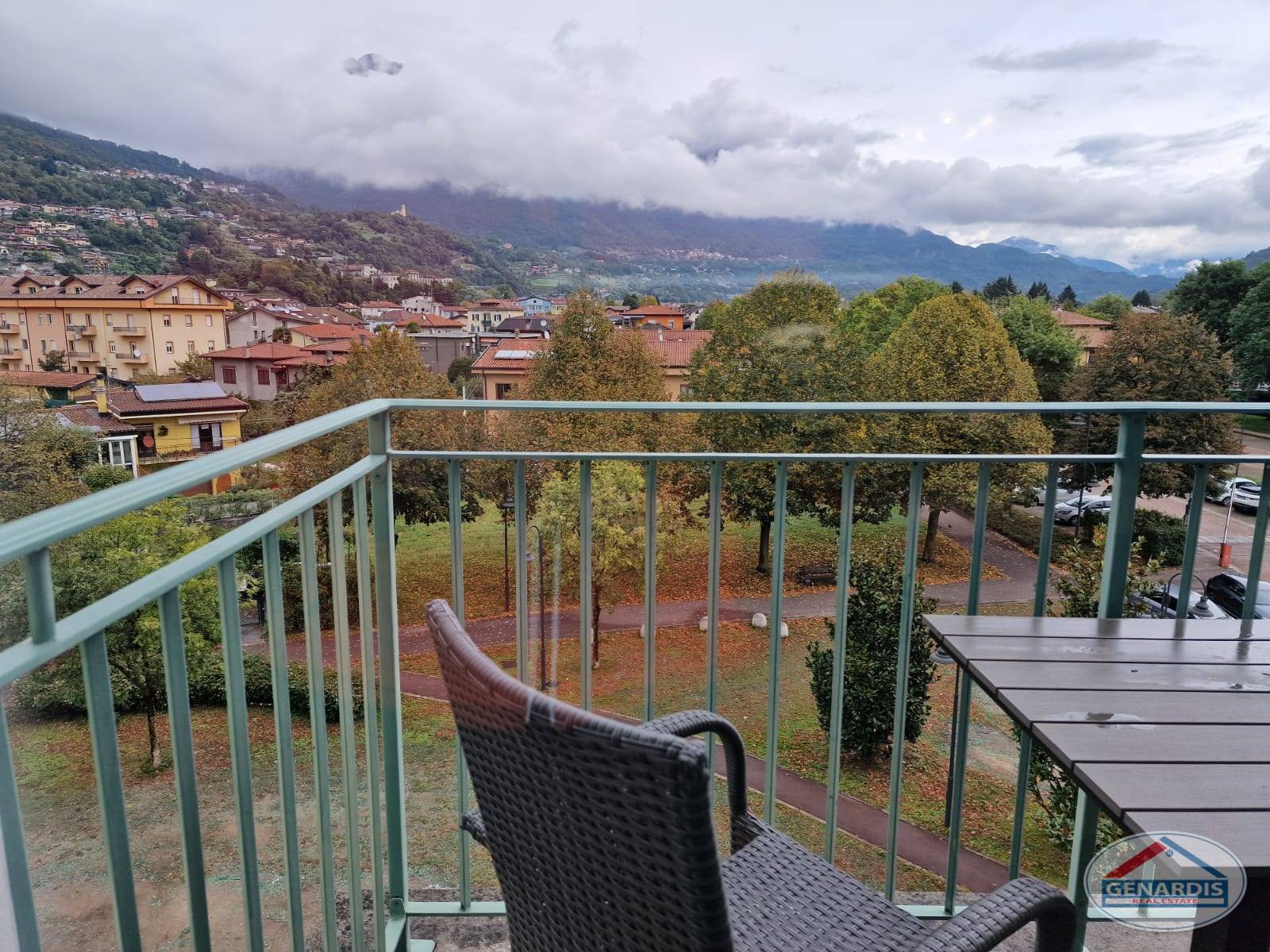 Balkon mit Berg- und Talblick