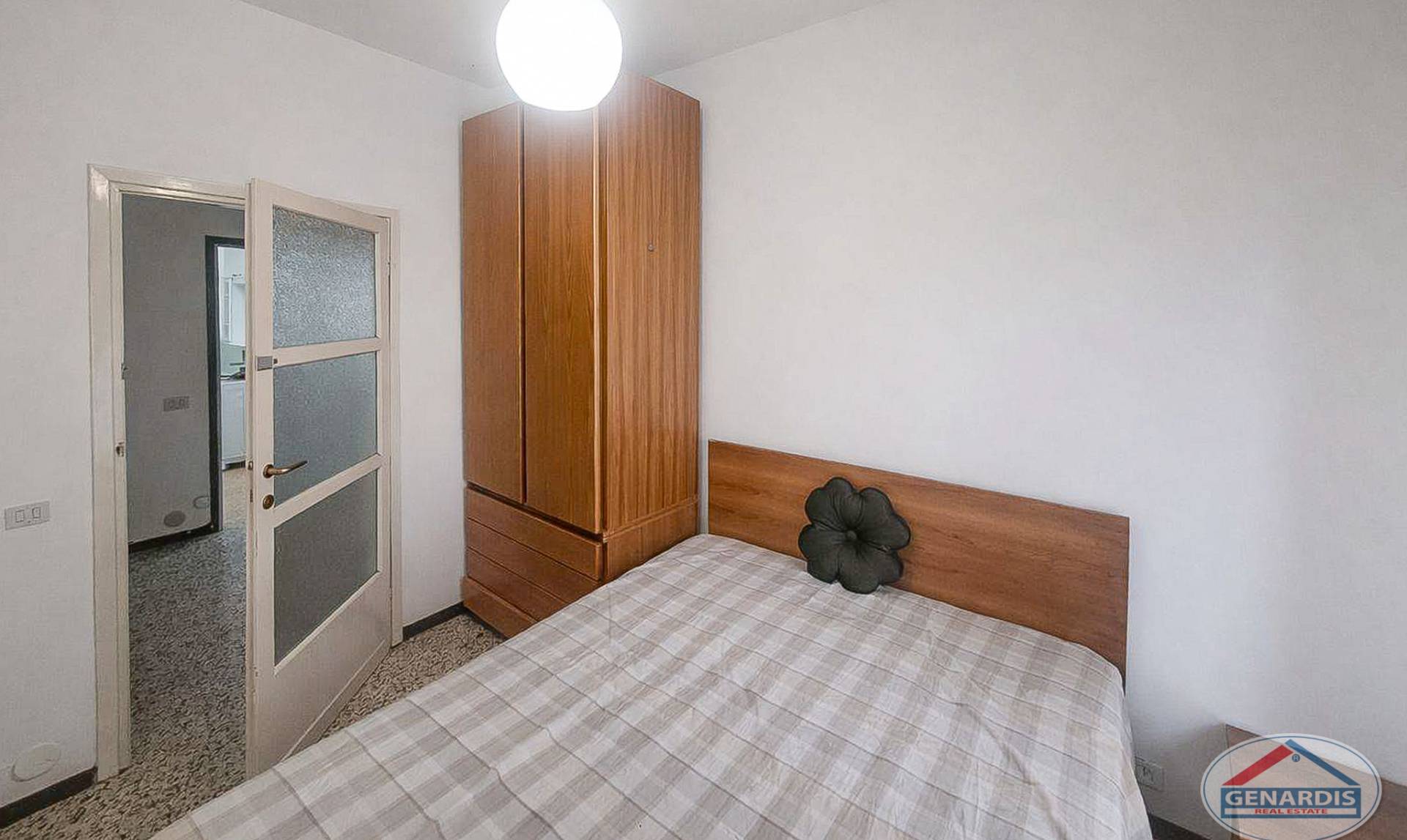 Kleines Schlafzimmer mit einfacher Möblierung