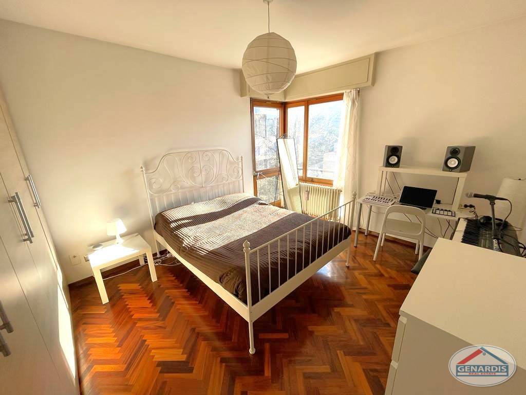 Helles Schlafzimmer mit Holzparkett und Eckfenster