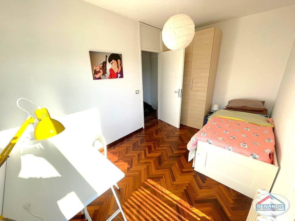 Kleines helles Schlafzimmer