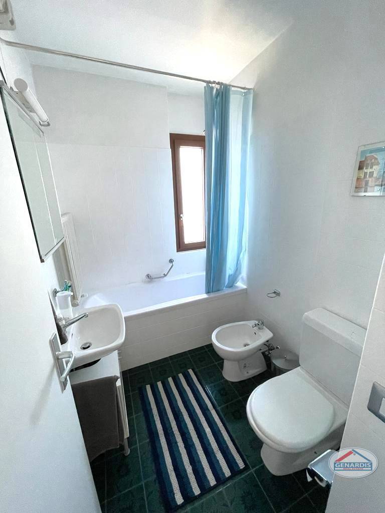 Kleines Badezimmer mit Badewanne, WC und Bidet