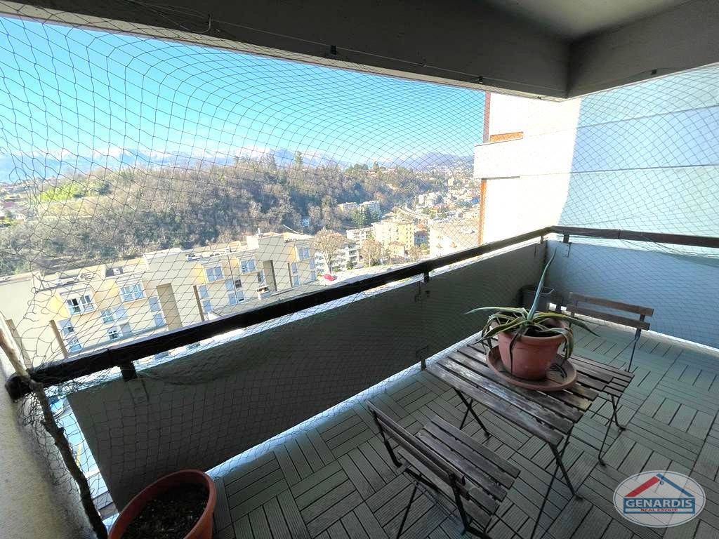 Überdachter Balkon mit Bergblick