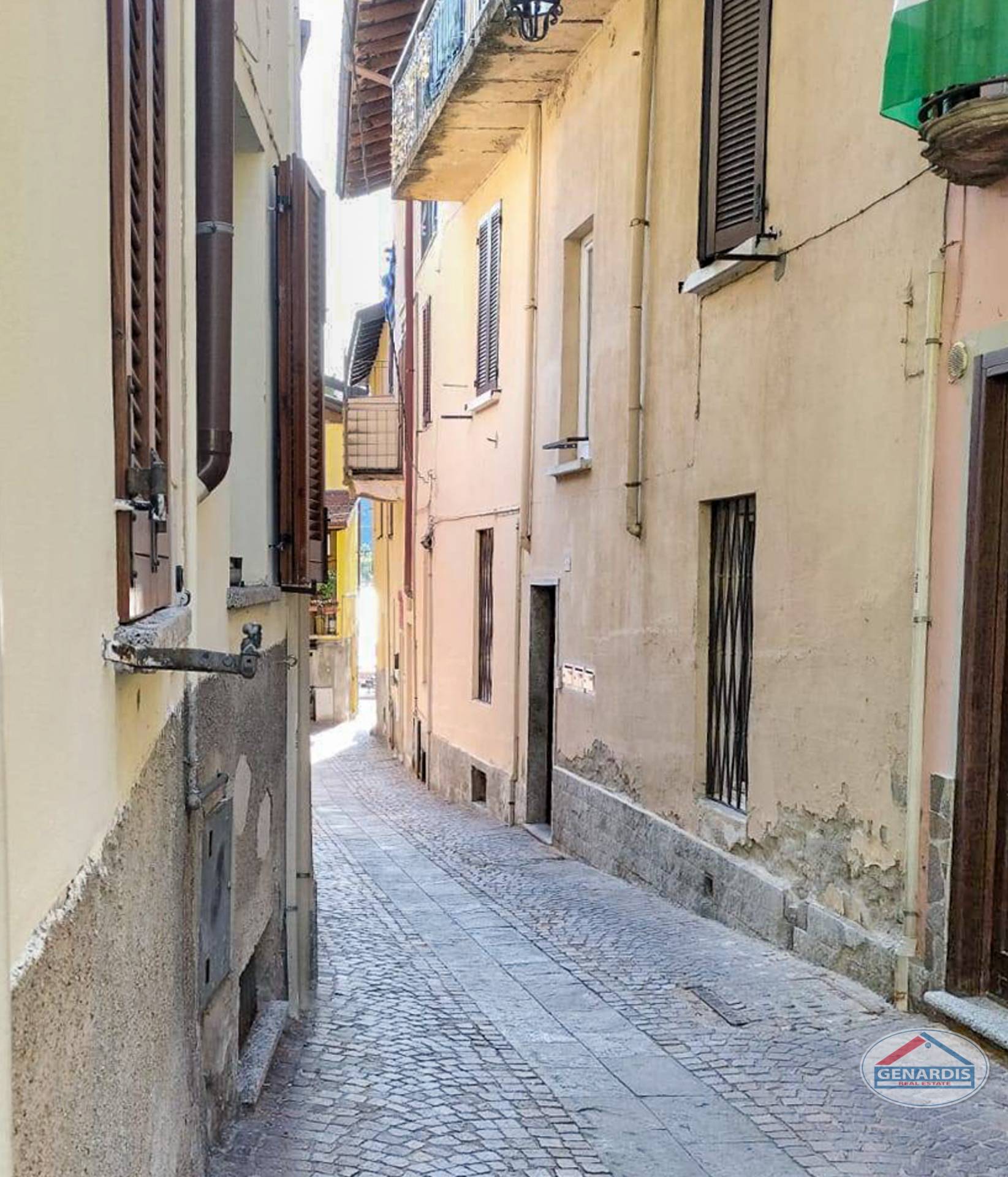 Schmale Gasse zwischen historischen Häusern