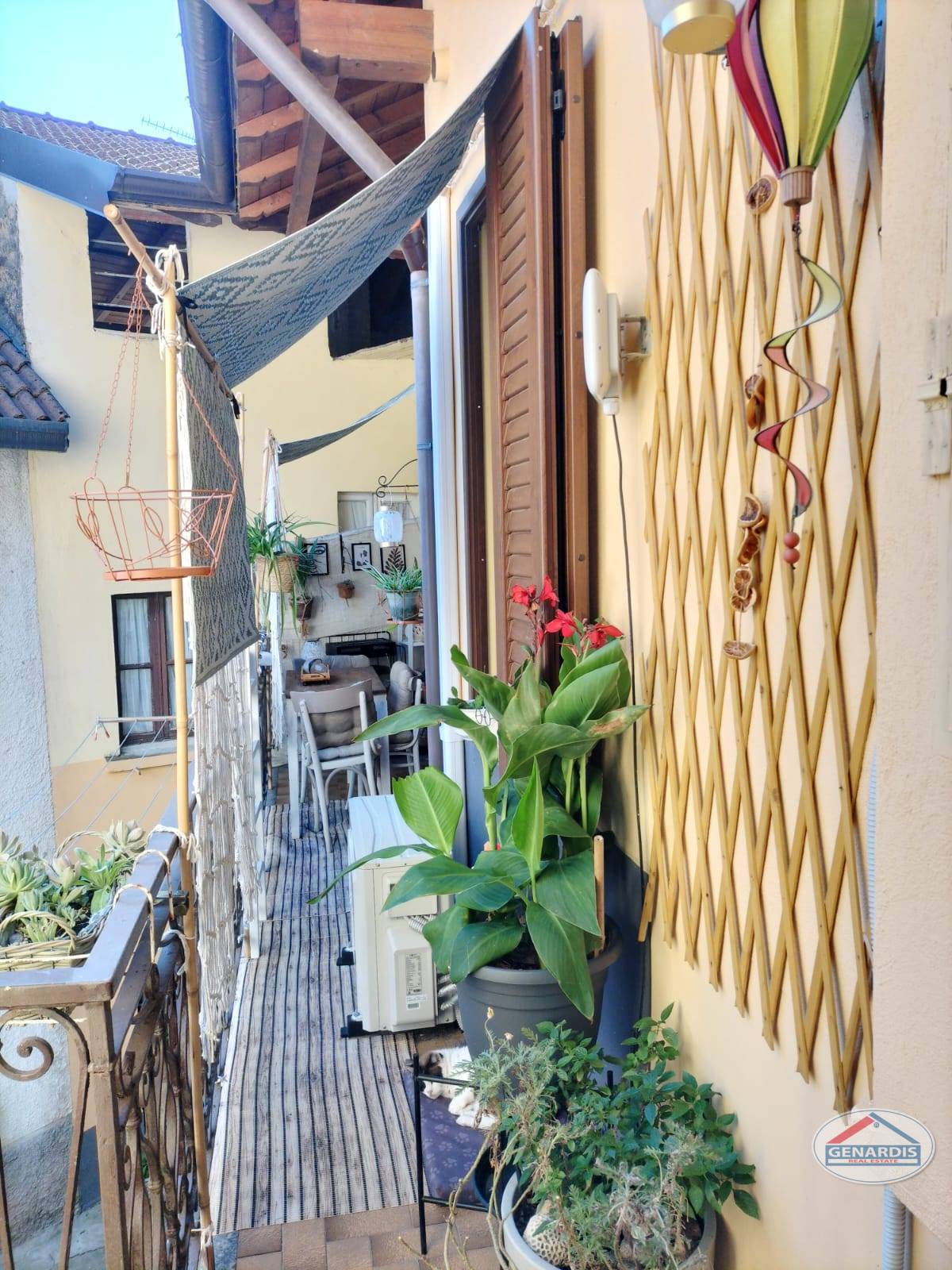 Schmale Balkon- bzw. Terrassenszene mit mediterranem Flair