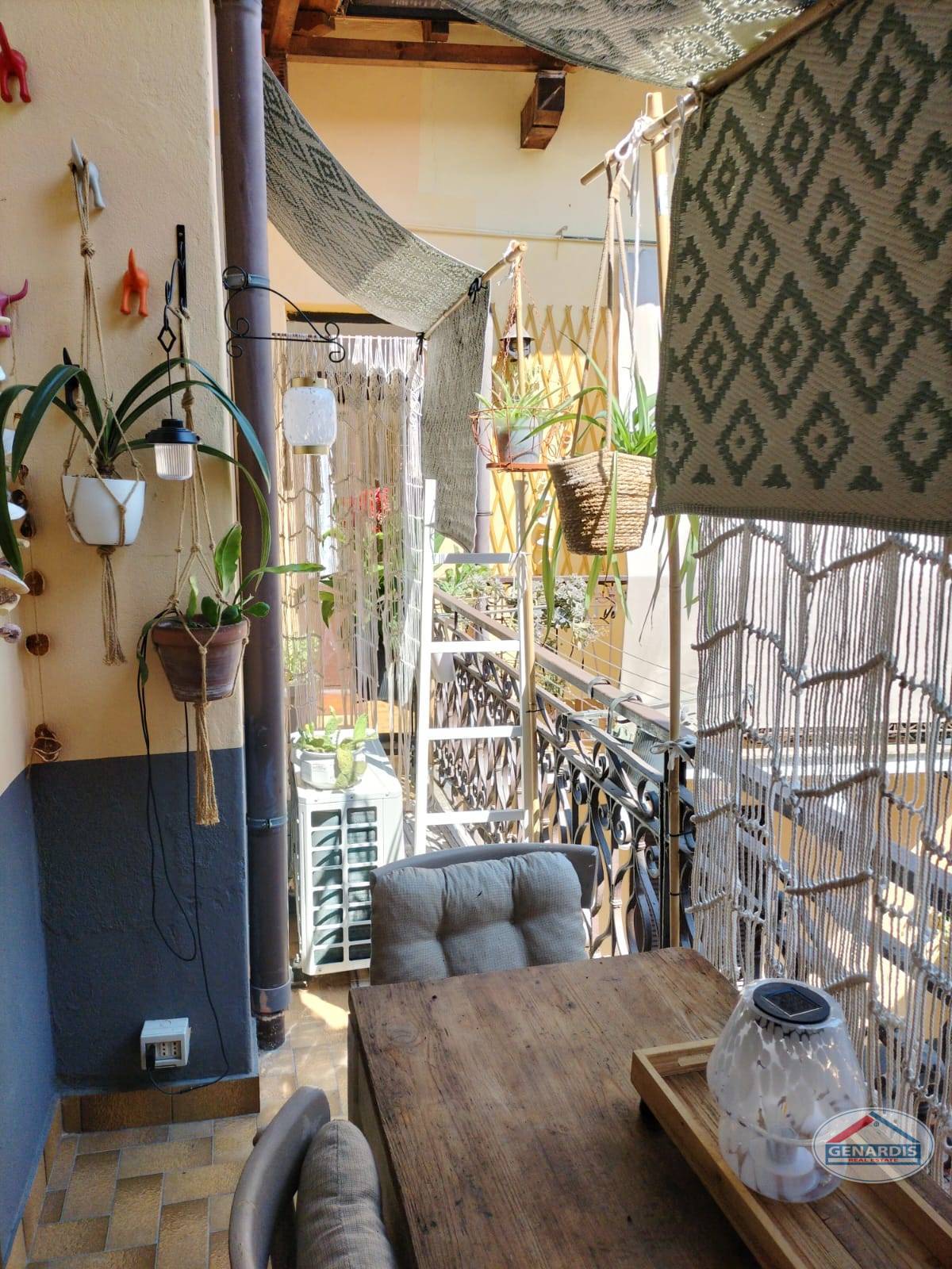 Gemütlicher Balkon mit Pflanzen und Makramee-Deko