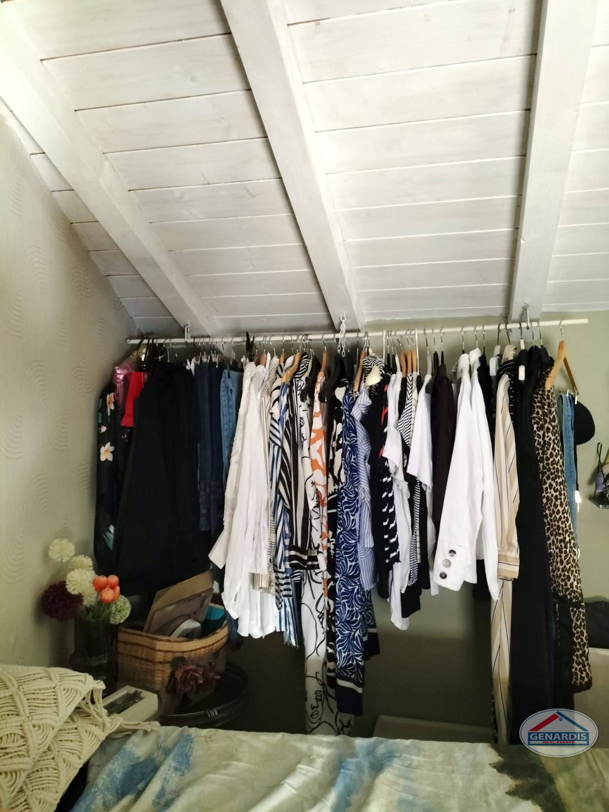 Ankleide mit hängender Garderobe