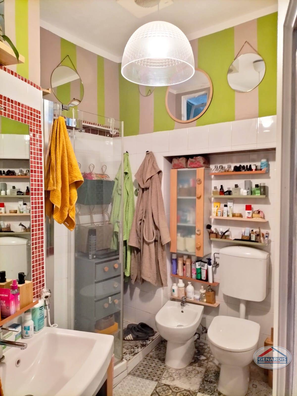 Bunt gestaltetes Badezimmer mit Dusche, Bidet und WC