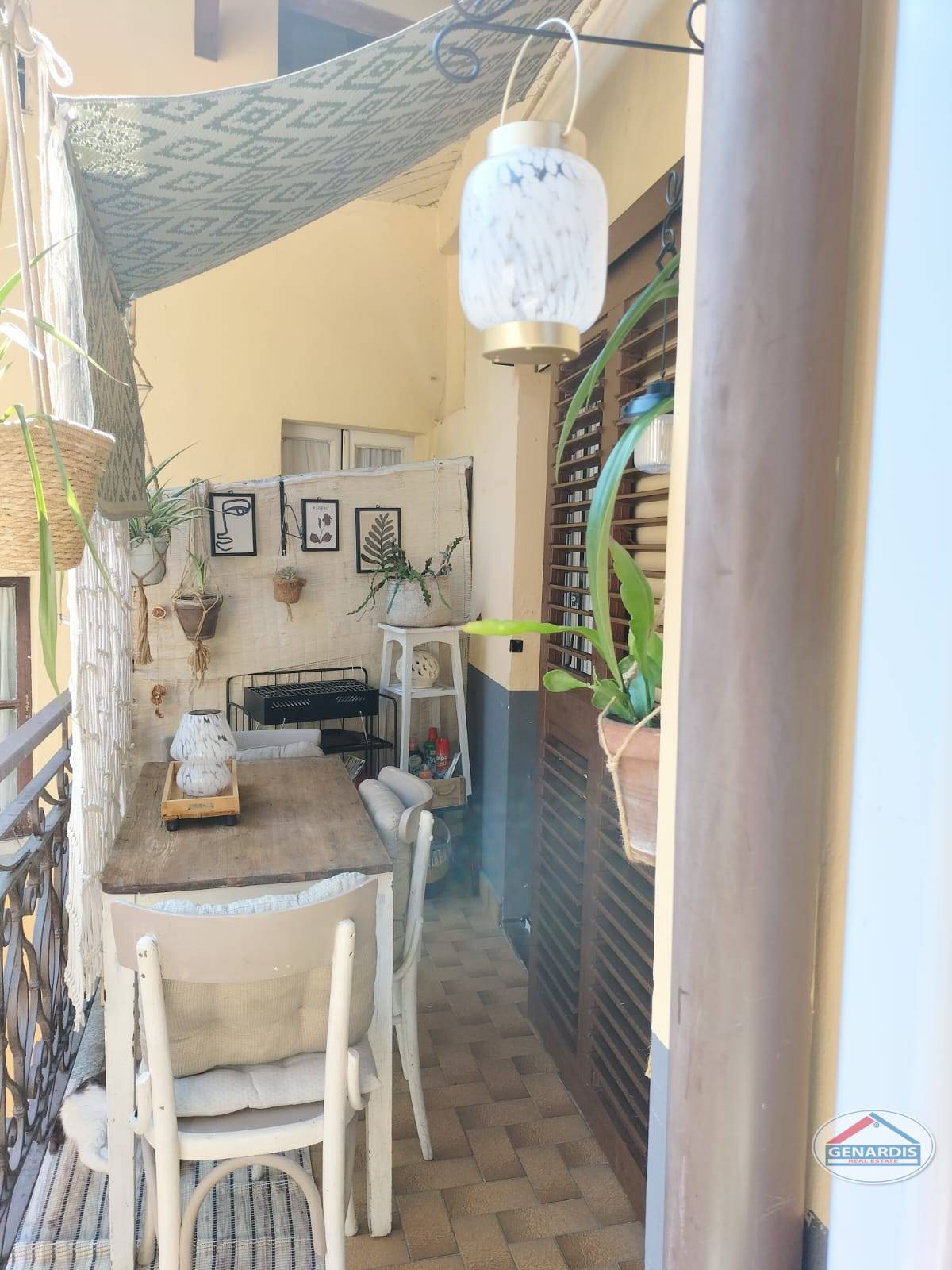 Gemütlicher Balkon mit Pflanzen und Sitzplatz