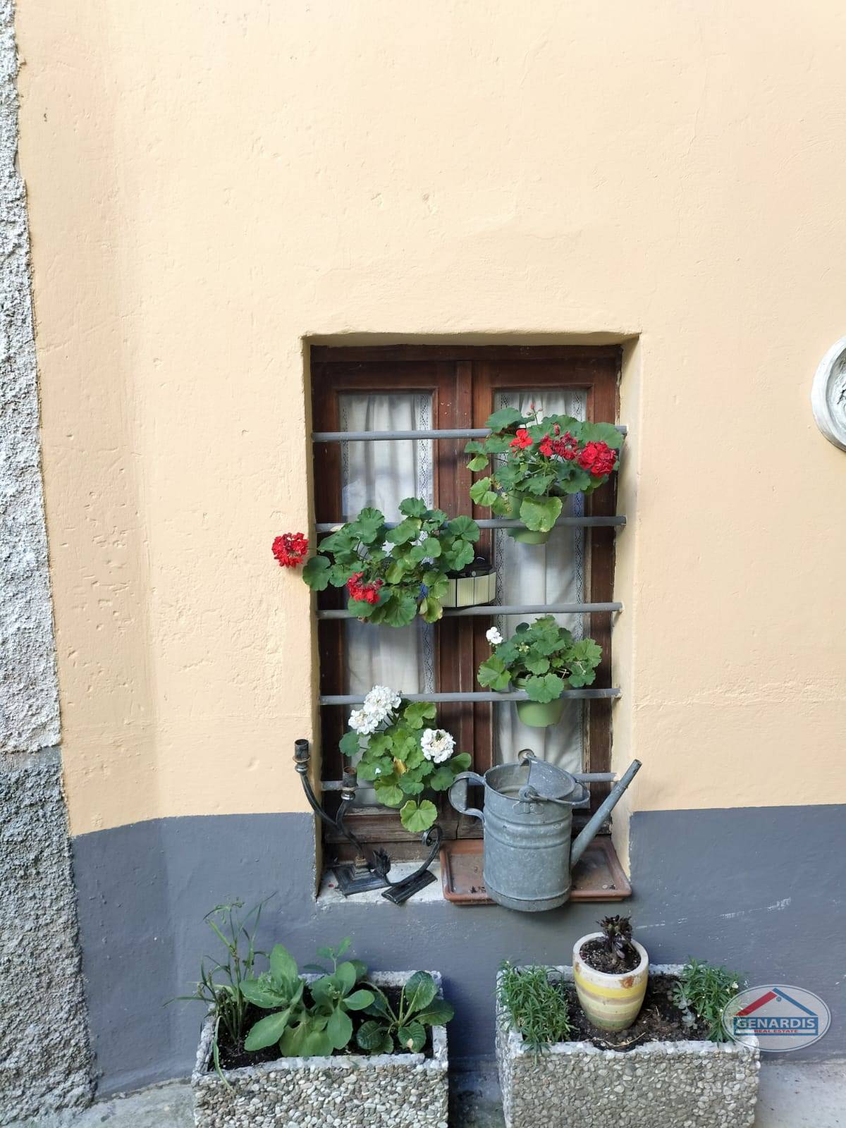 Außenfenster mit Blumenschmuck