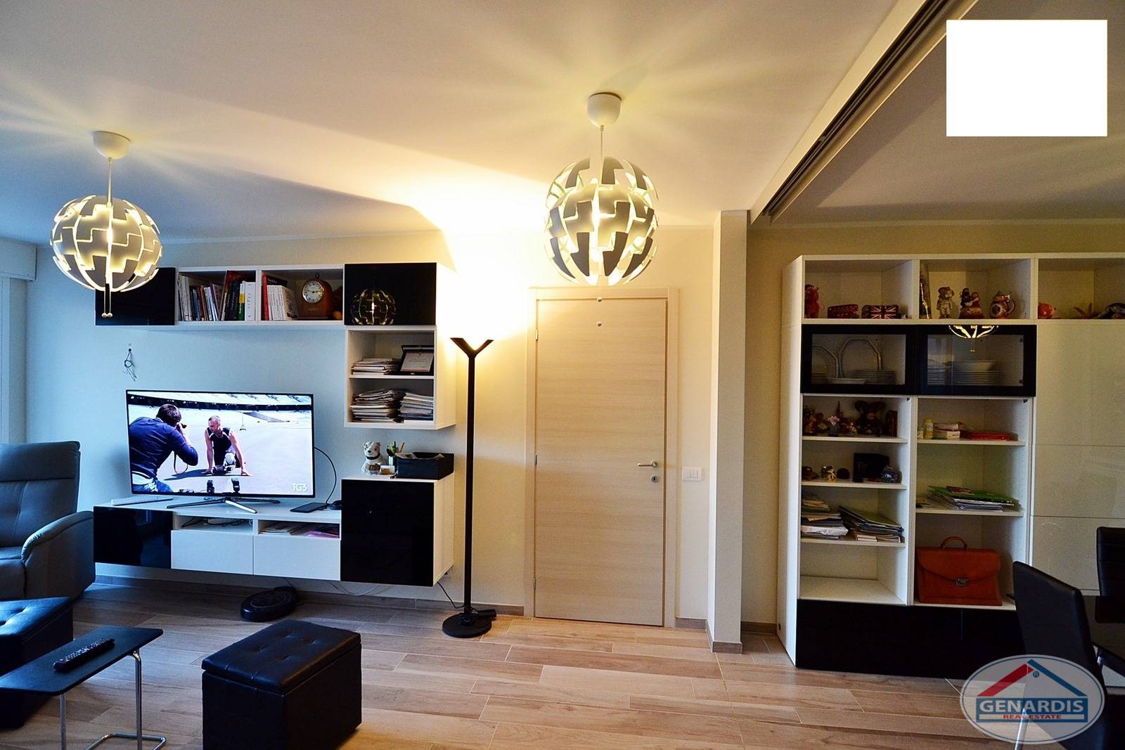 Helles modernes Wohnzimmer mit TV-Wand und Stauraum